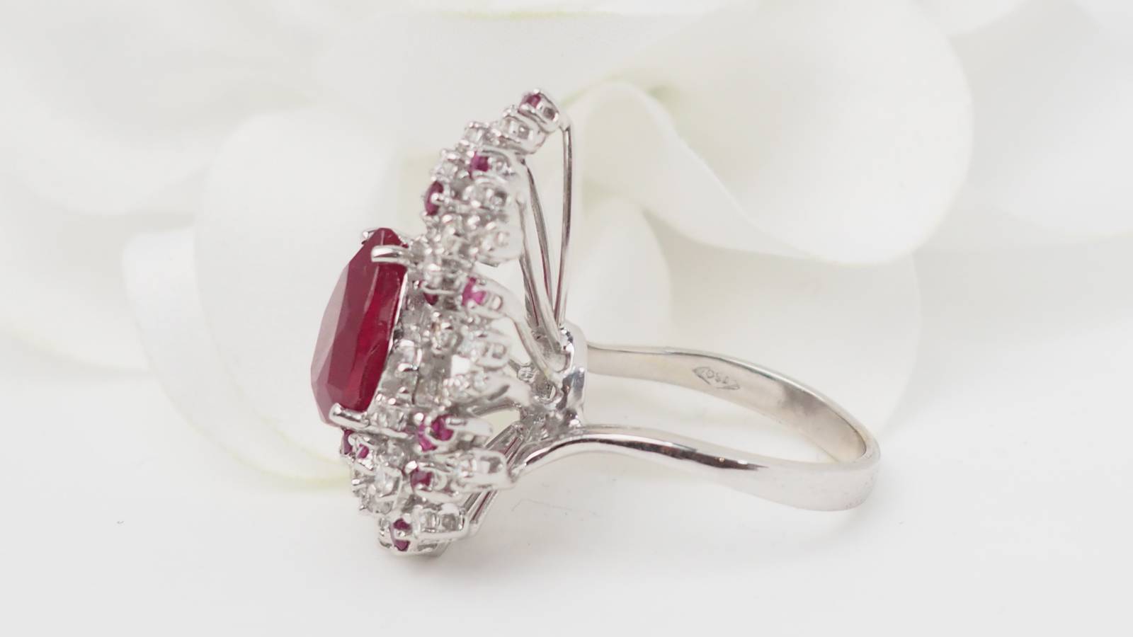 Bague cocktail en or blanc, rubis et diamants