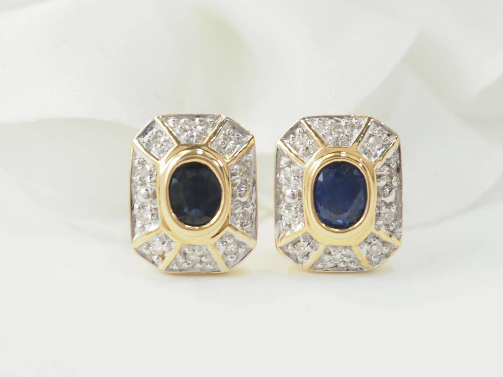 Boucles d'oreilles en or jaune, saphirs et diamants