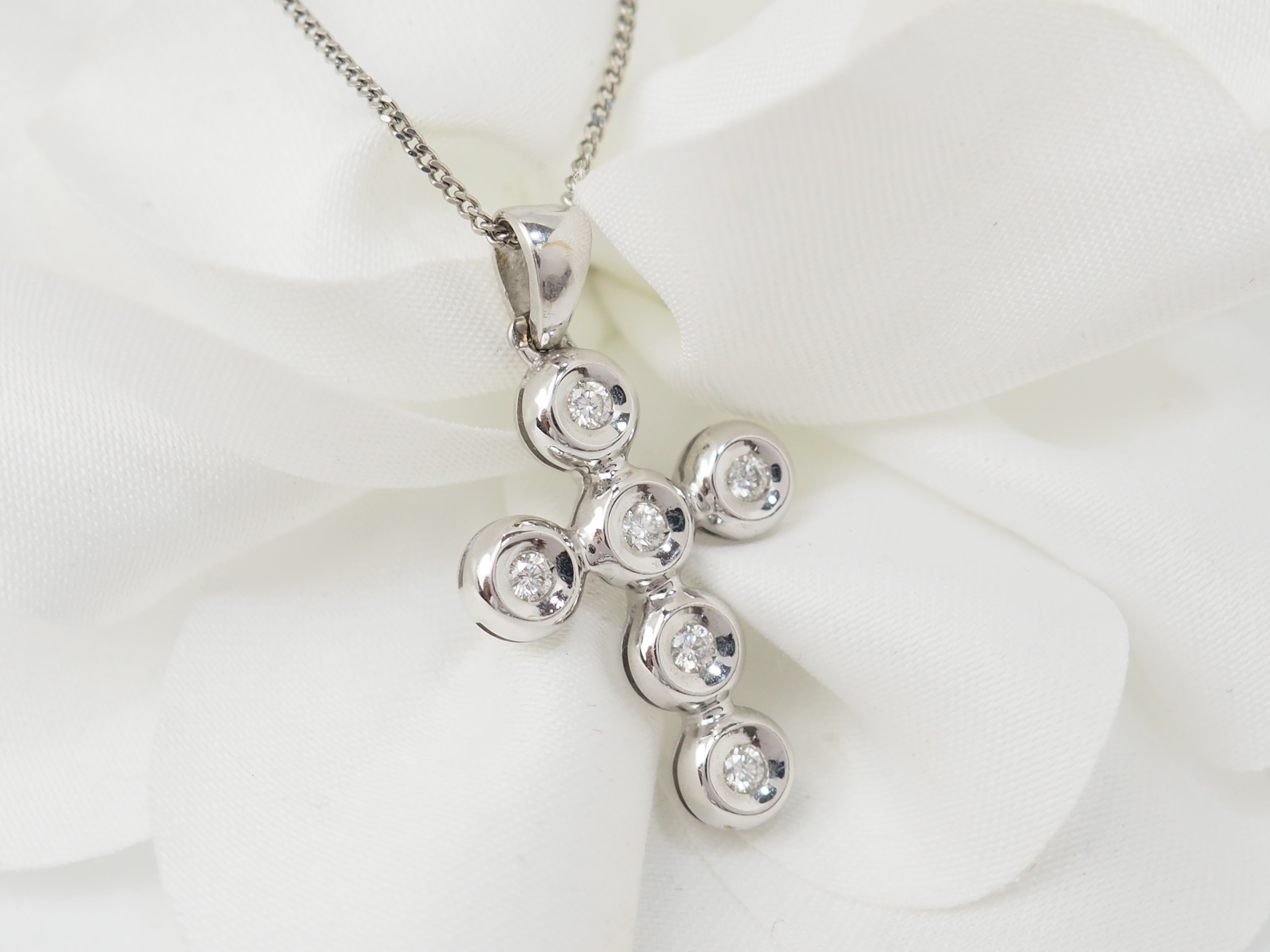 collier croix en or blanc et diamants