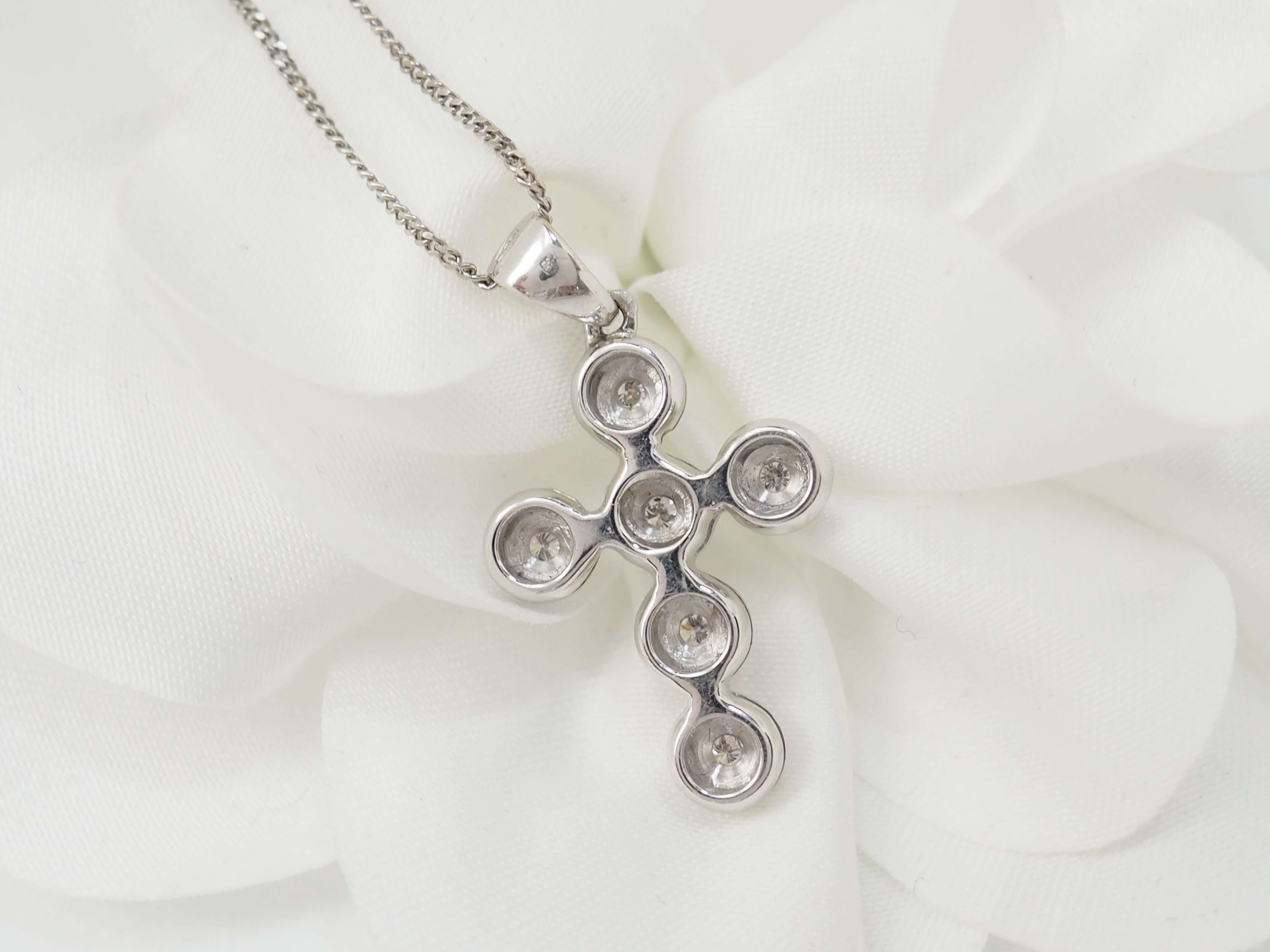 collier croix en or blanc et diamants