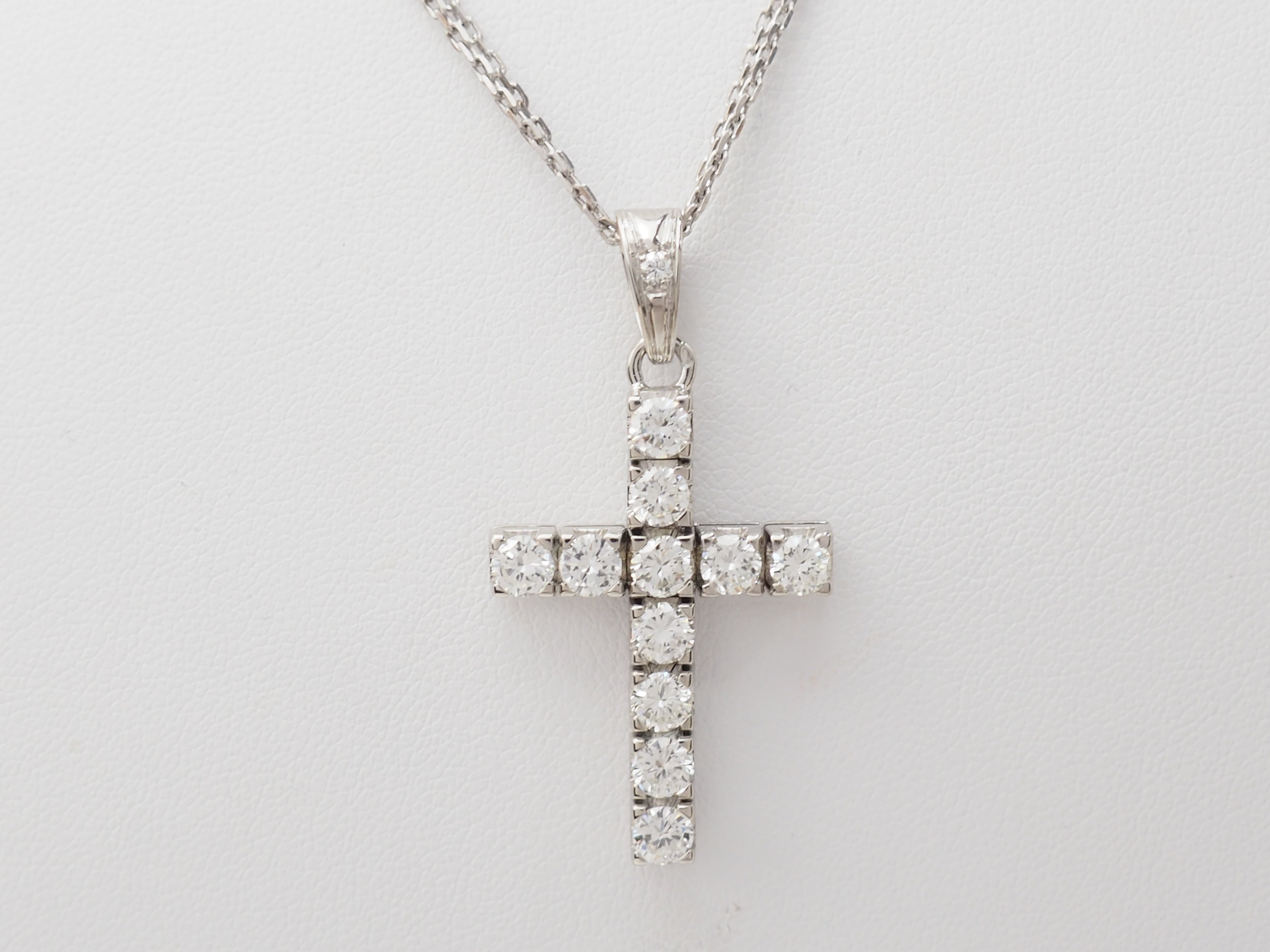 collier croix vintage en or blanc et diamants