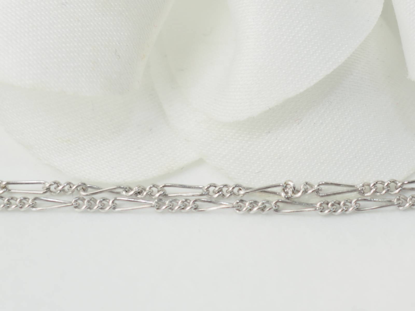 Collier or blanc et diamants.