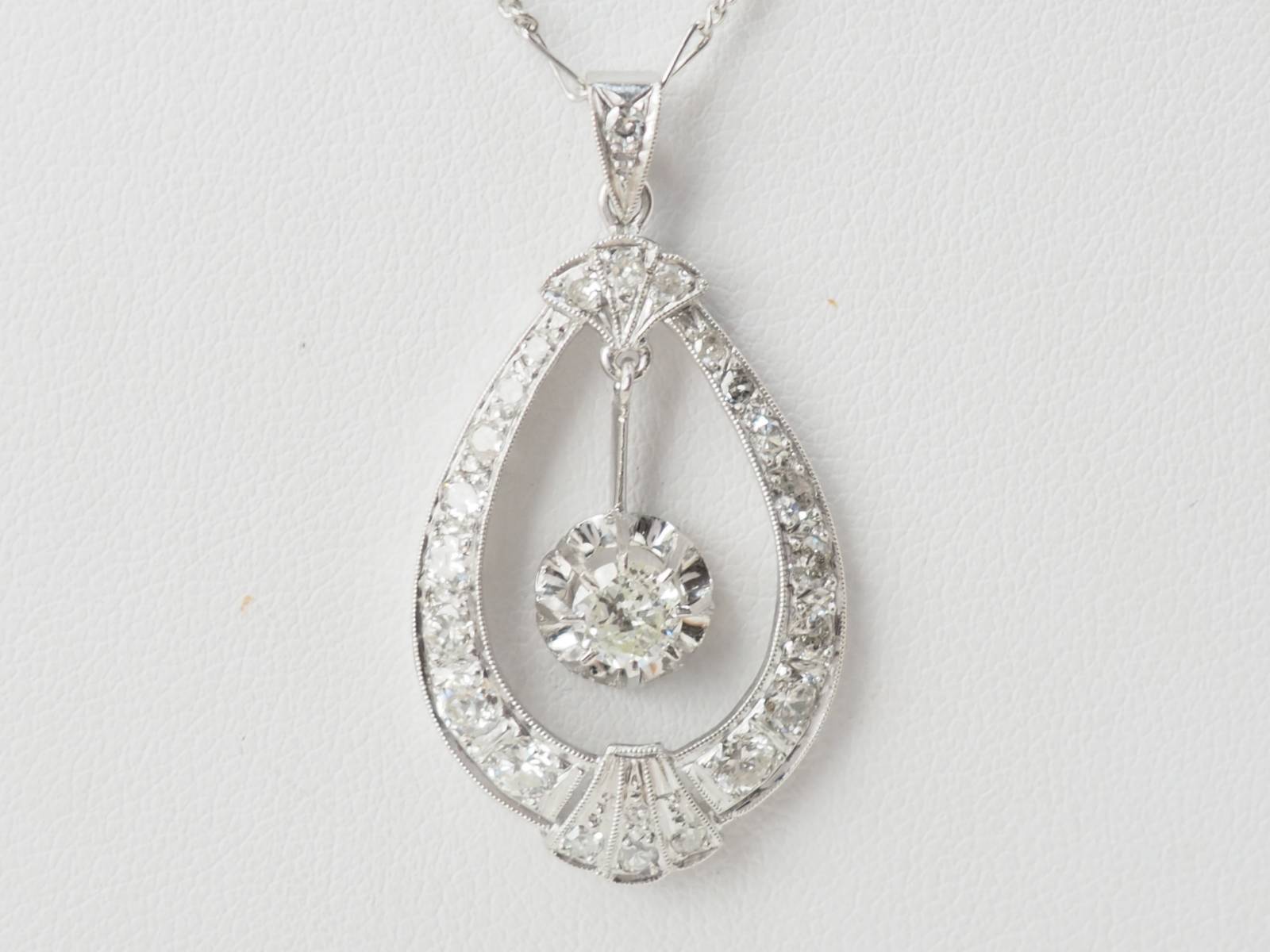 Collier or blanc et diamants.