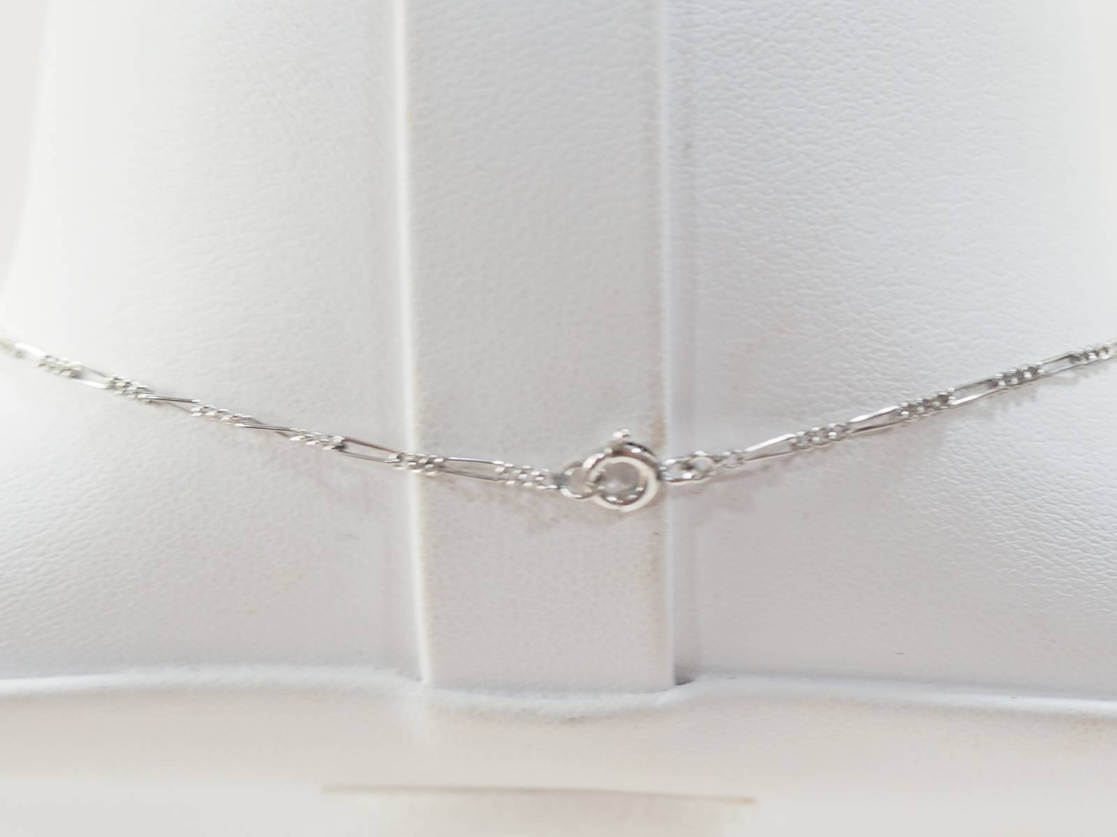 Collier or blanc et diamants.