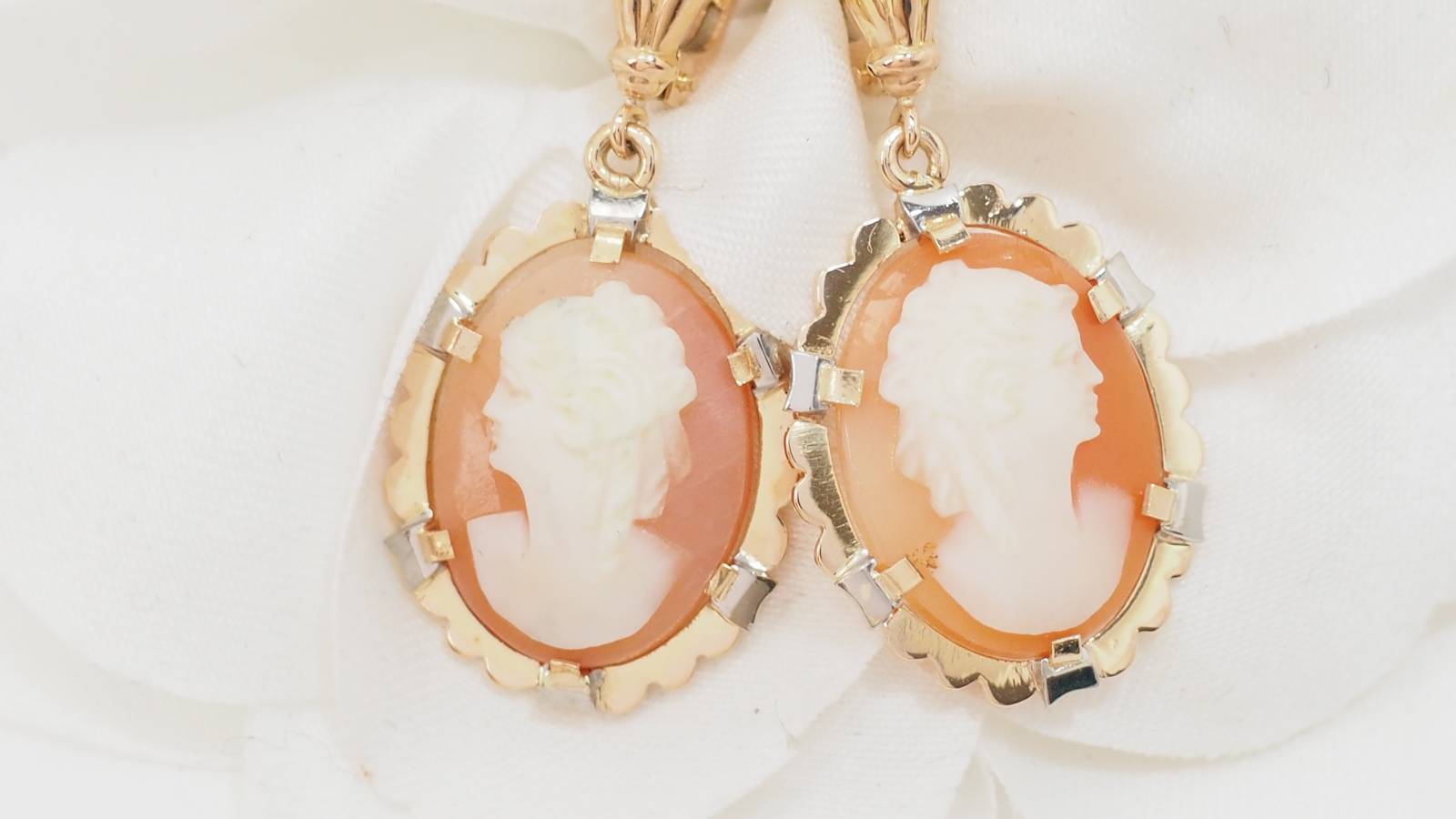 Pendants d'oreilles en or jaune et camée