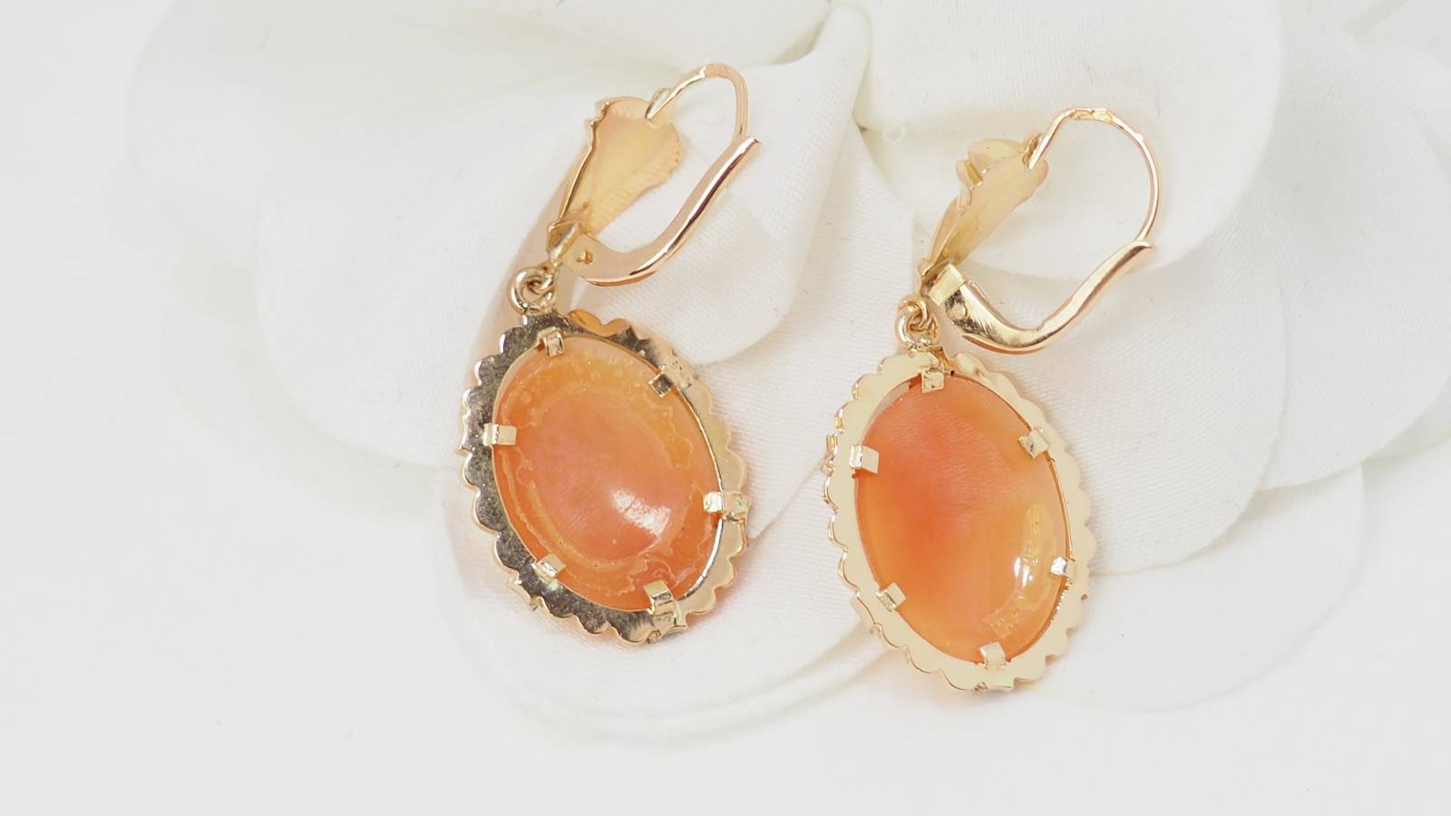 Pendants d'oreilles en or jaune et camée