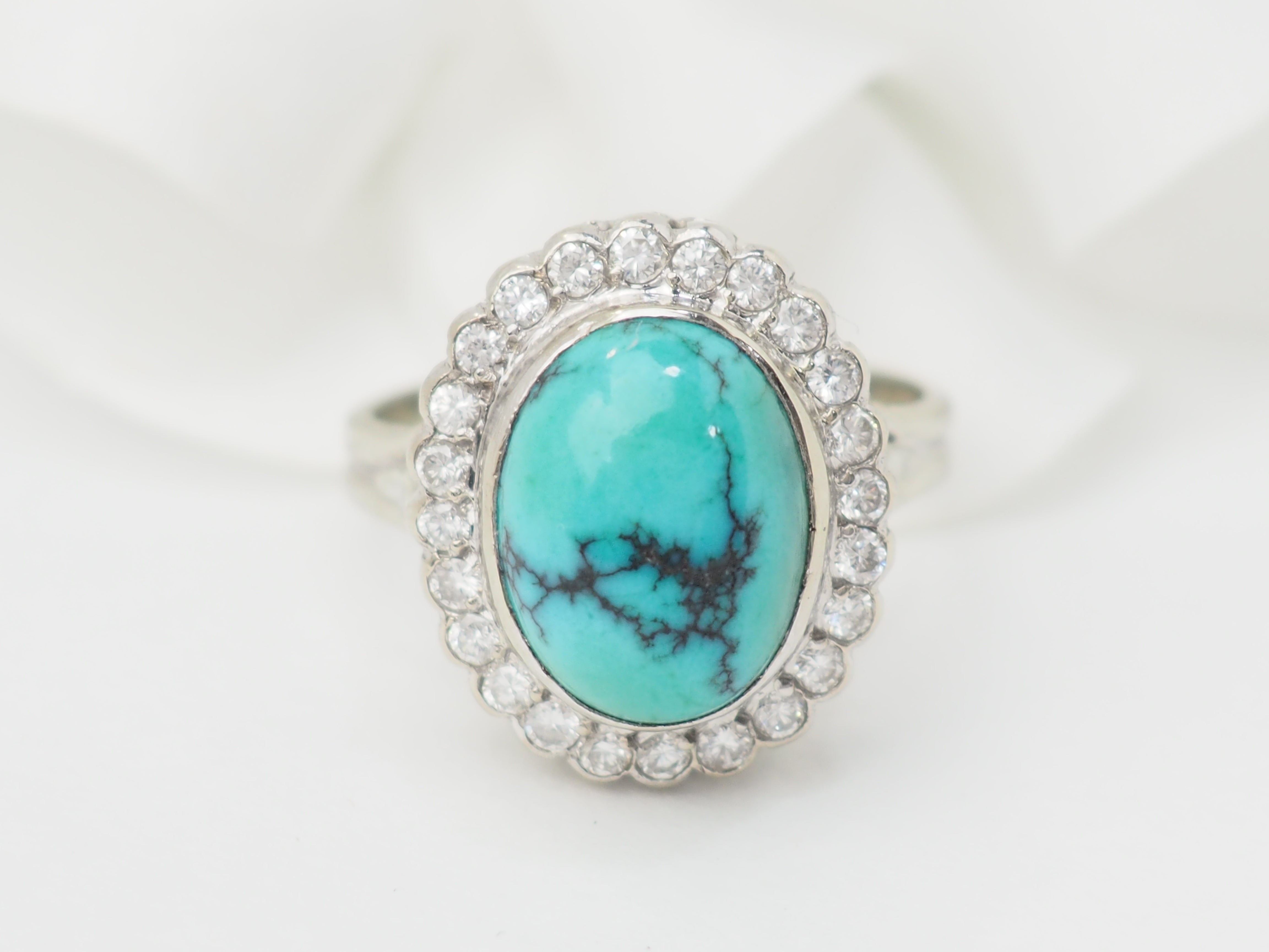 Bague pompadour en or blanc, diamants et Turquoise en cabochon