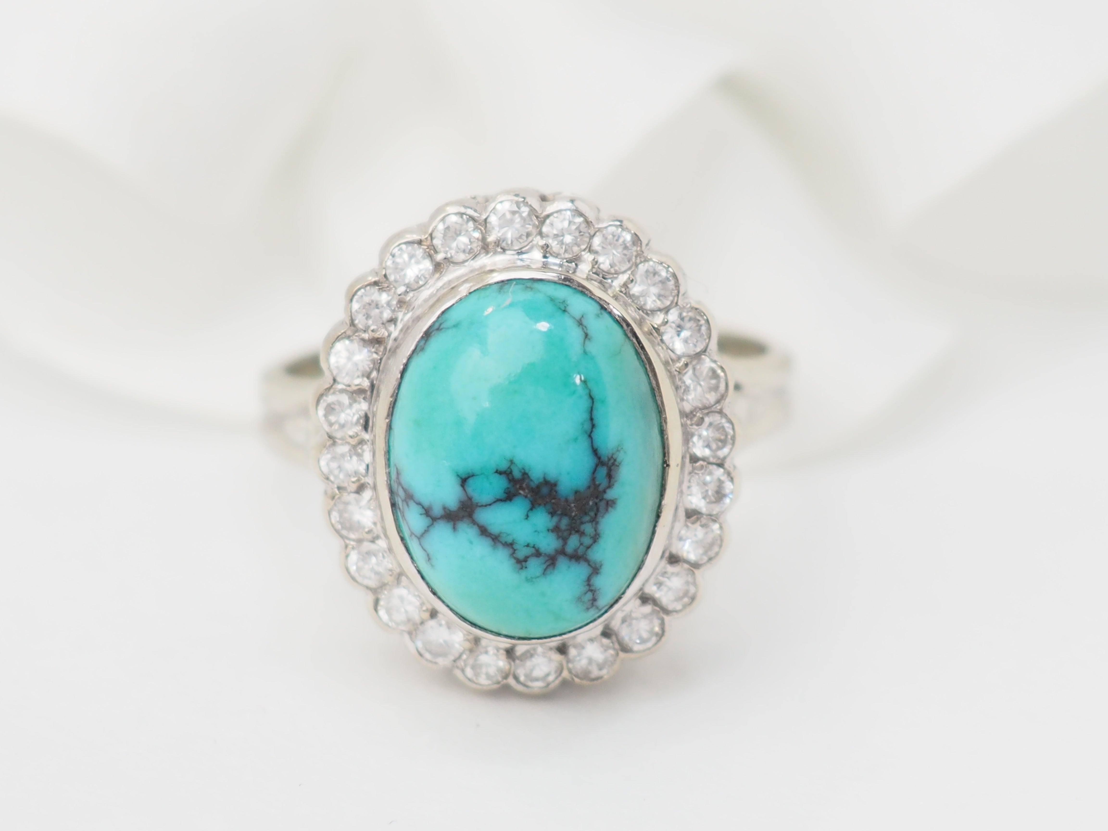 Bague pompadour en or blanc, diamants et Turquoise en cabochon