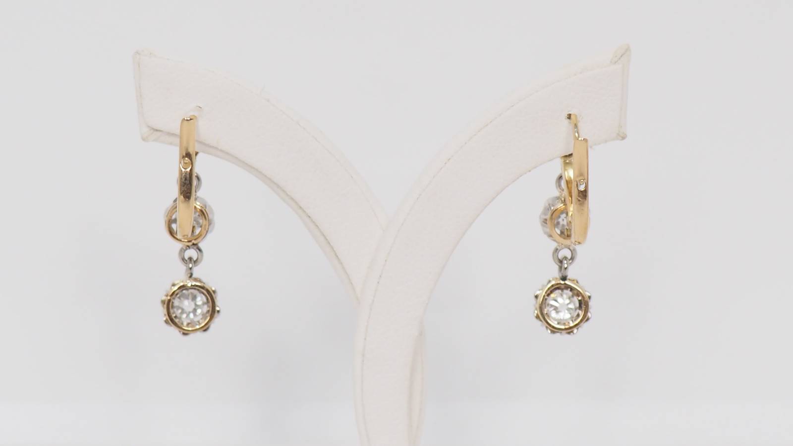 Boucles d'oreilles anciennes en or jaune et diamants
