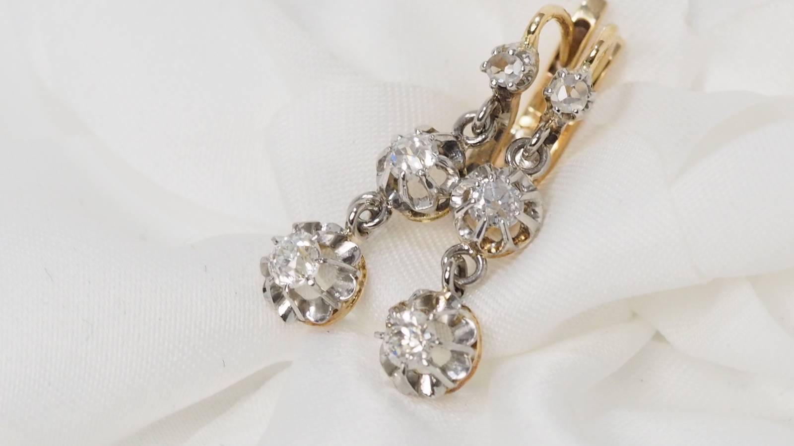 Boucles d'oreilles anciennes en or jaune et diamants