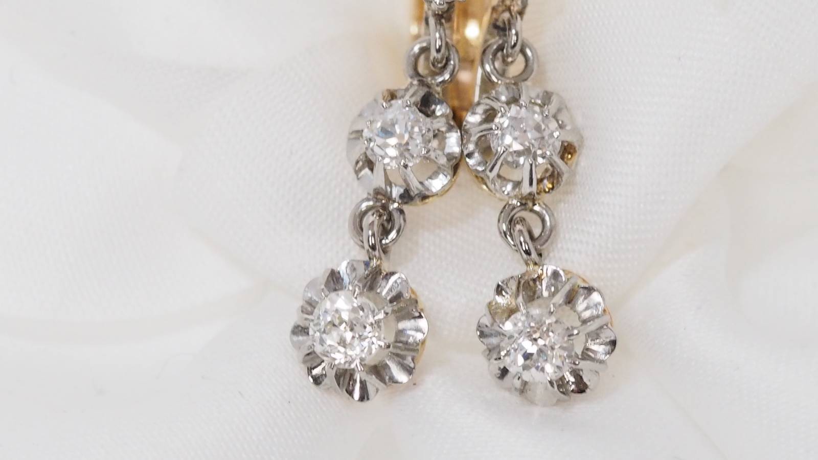 Boucles d'oreilles anciennes en or jaune et diamants