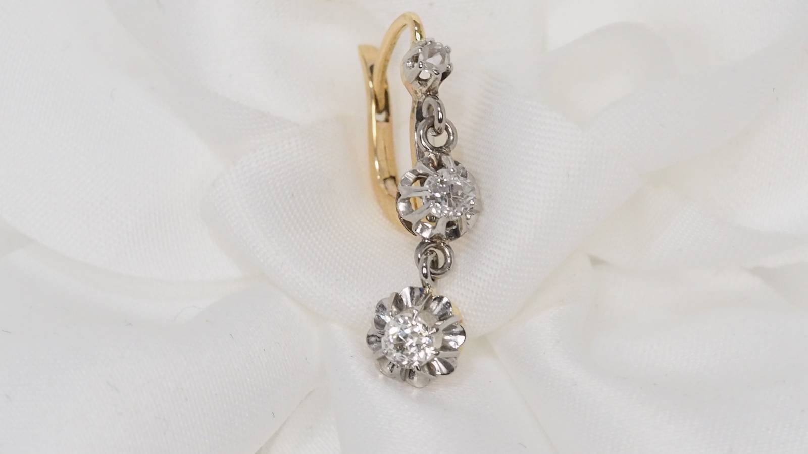 Boucles d'oreilles anciennes en or jaune et diamants