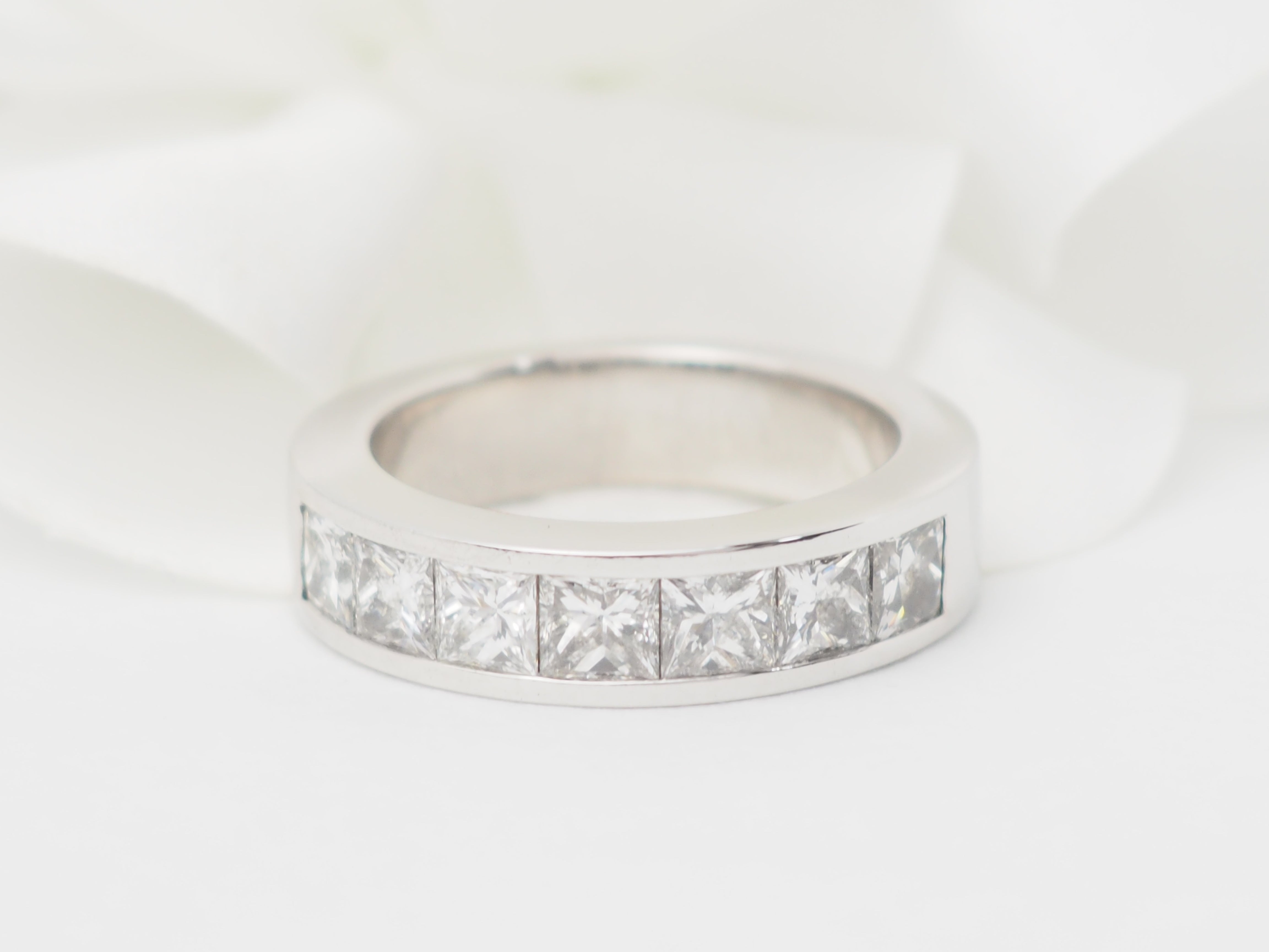 Alliance en or blanc et diamants 1,50ct taille princesse