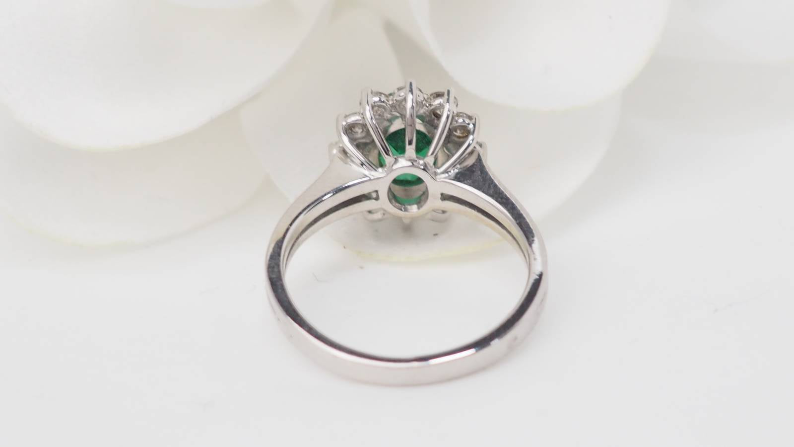 Bague marguerite en or blanc émeraude et diamants