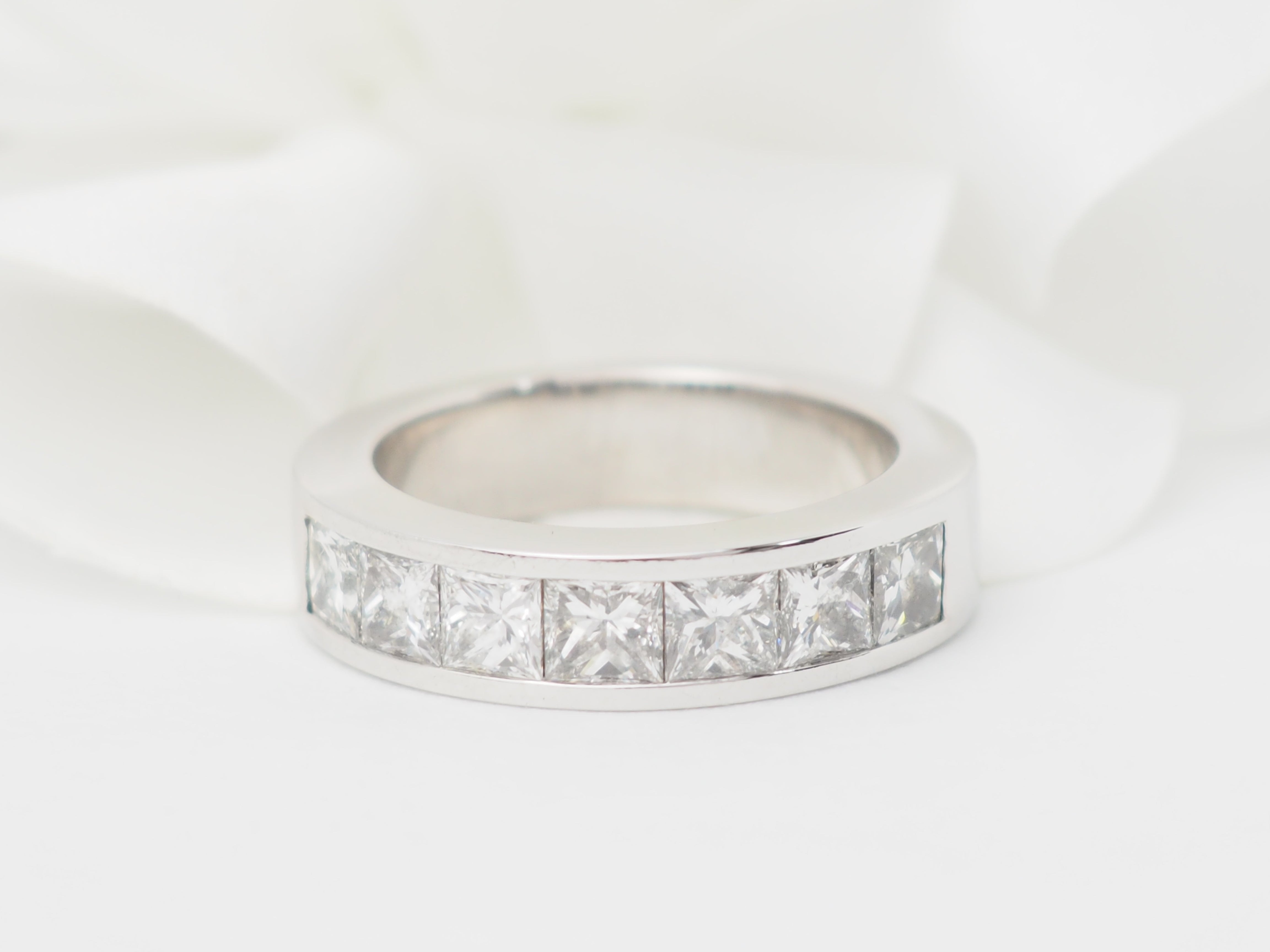 Alliance en or blanc et diamants 1,50ct taille princesse