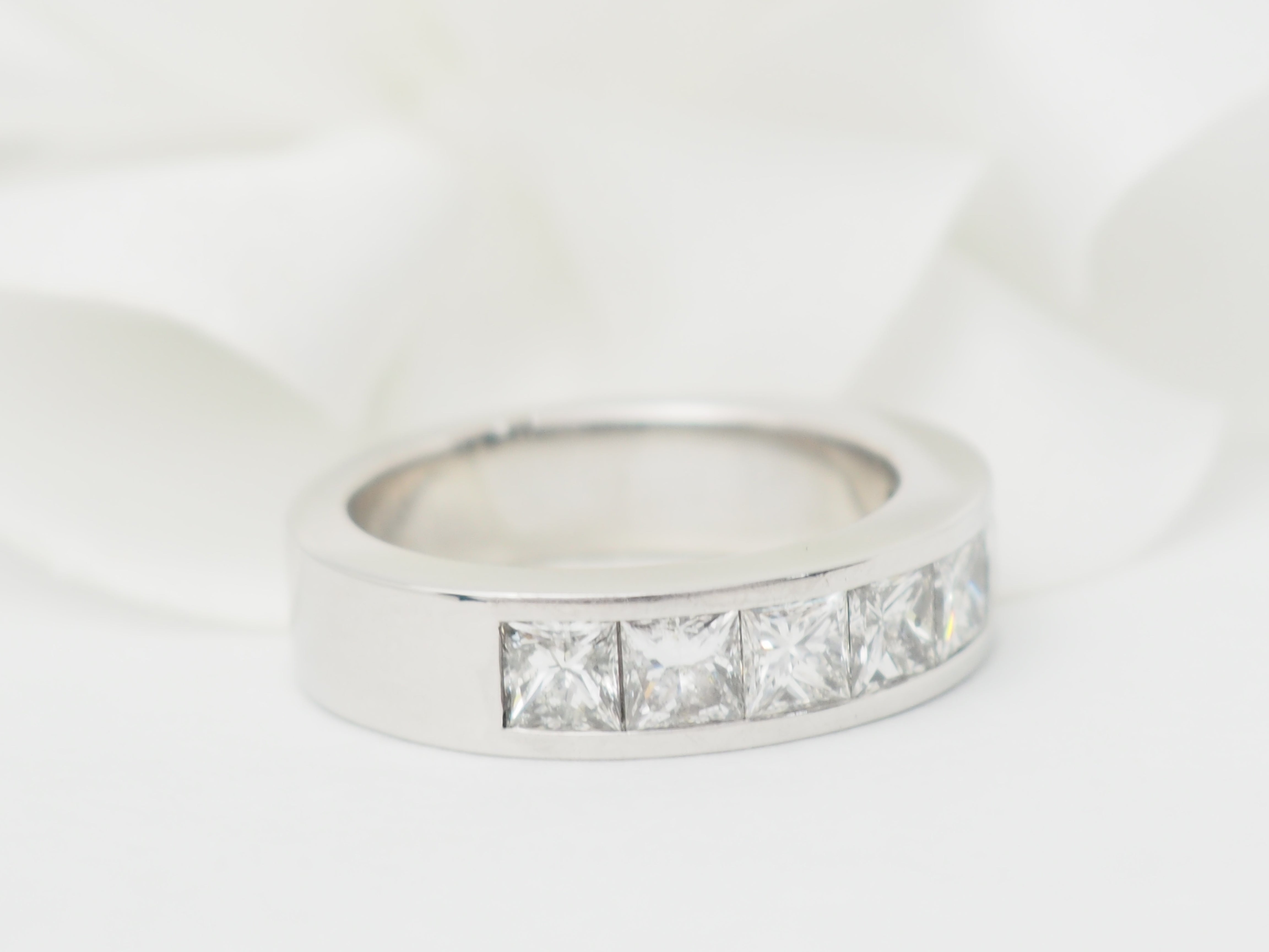 Alliance en or blanc et diamants 1,50ct taille princesse
