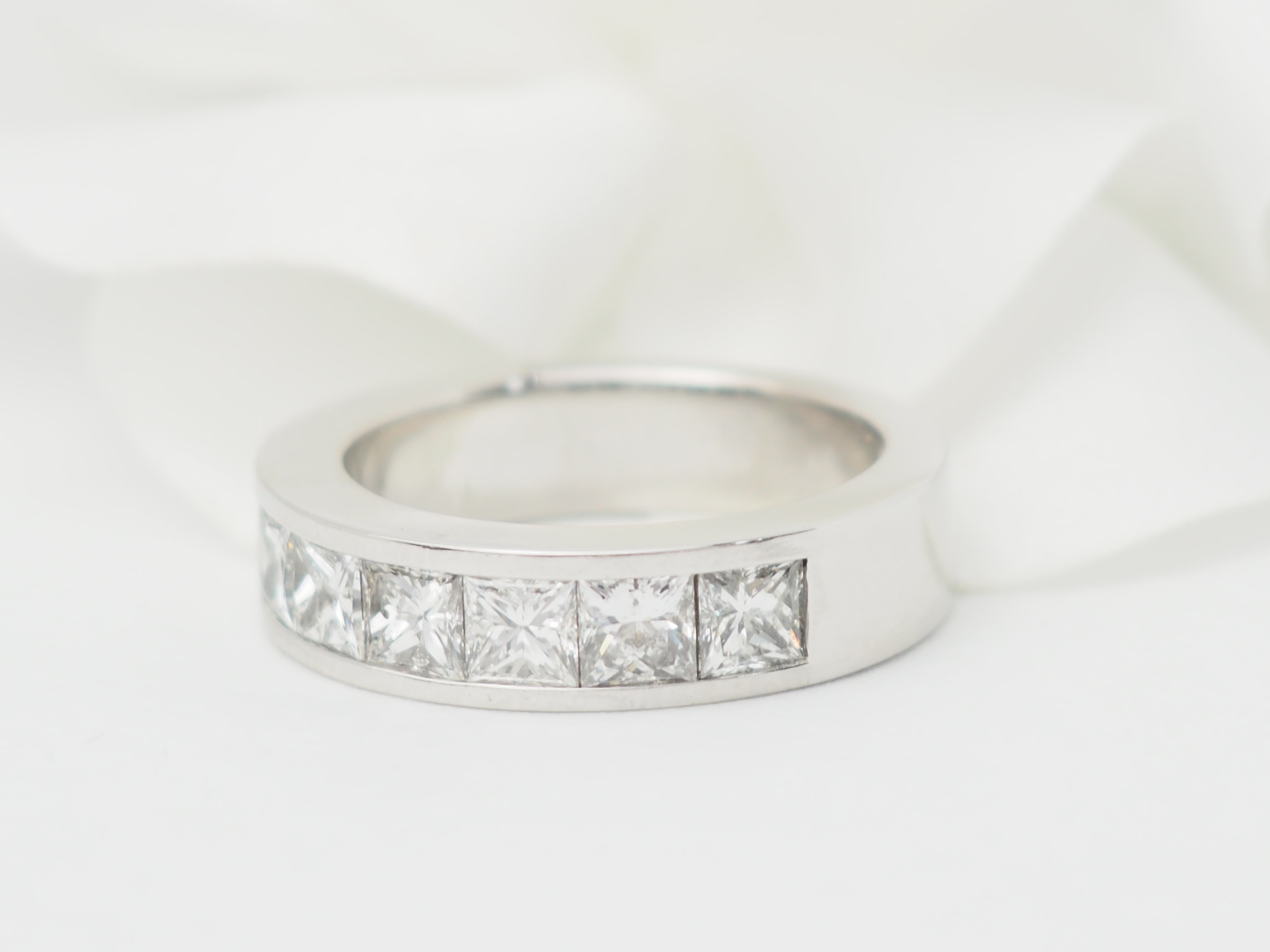 Alliance en or blanc et diamants 1,50ct taille princesse