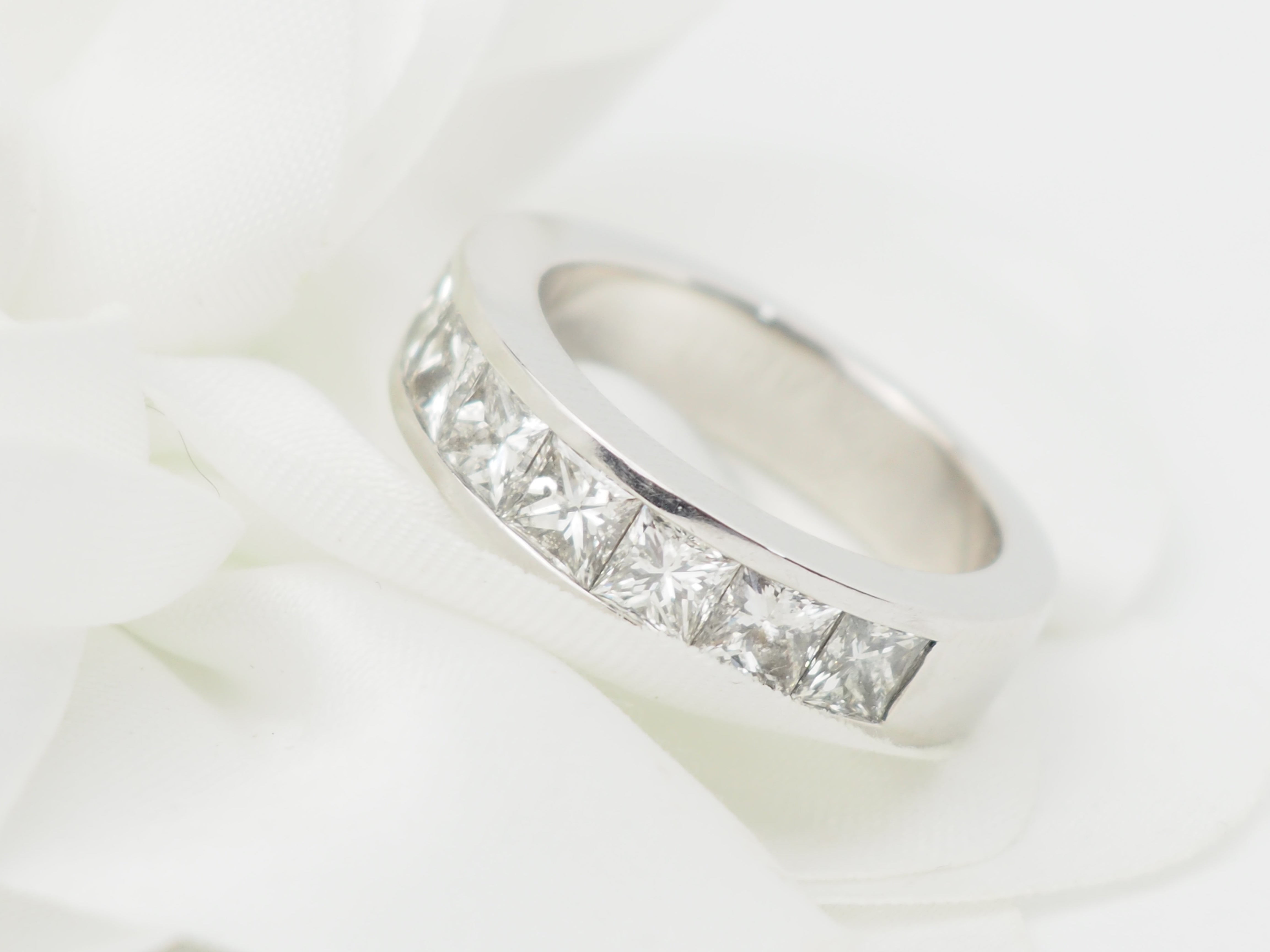 Alliance en or blanc et diamants 1,50ct taille princesse