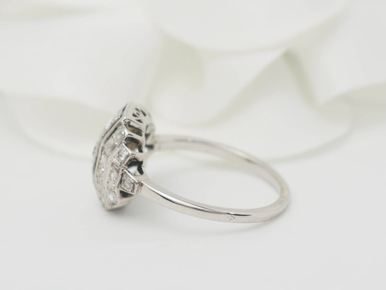 Bague Art Déco en or blanc, platine et diamants