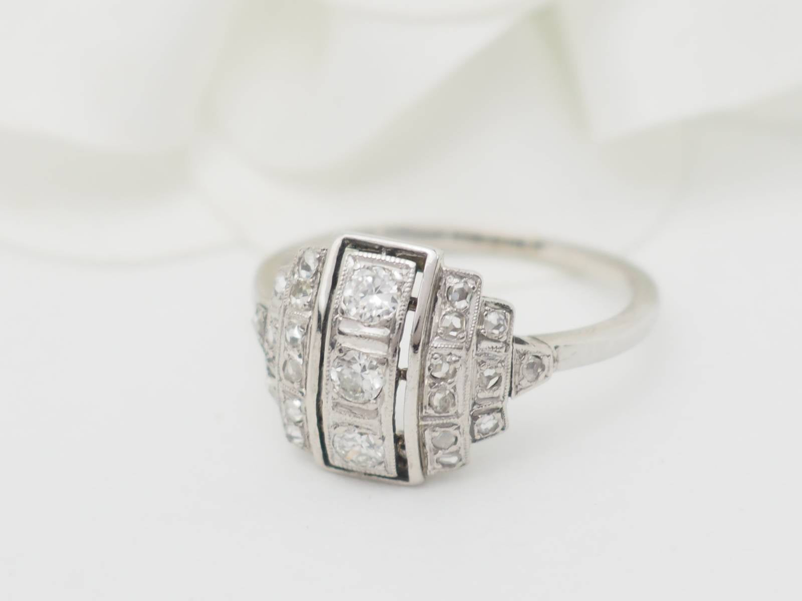 Bague Art Déco en or blanc, platine et diamants