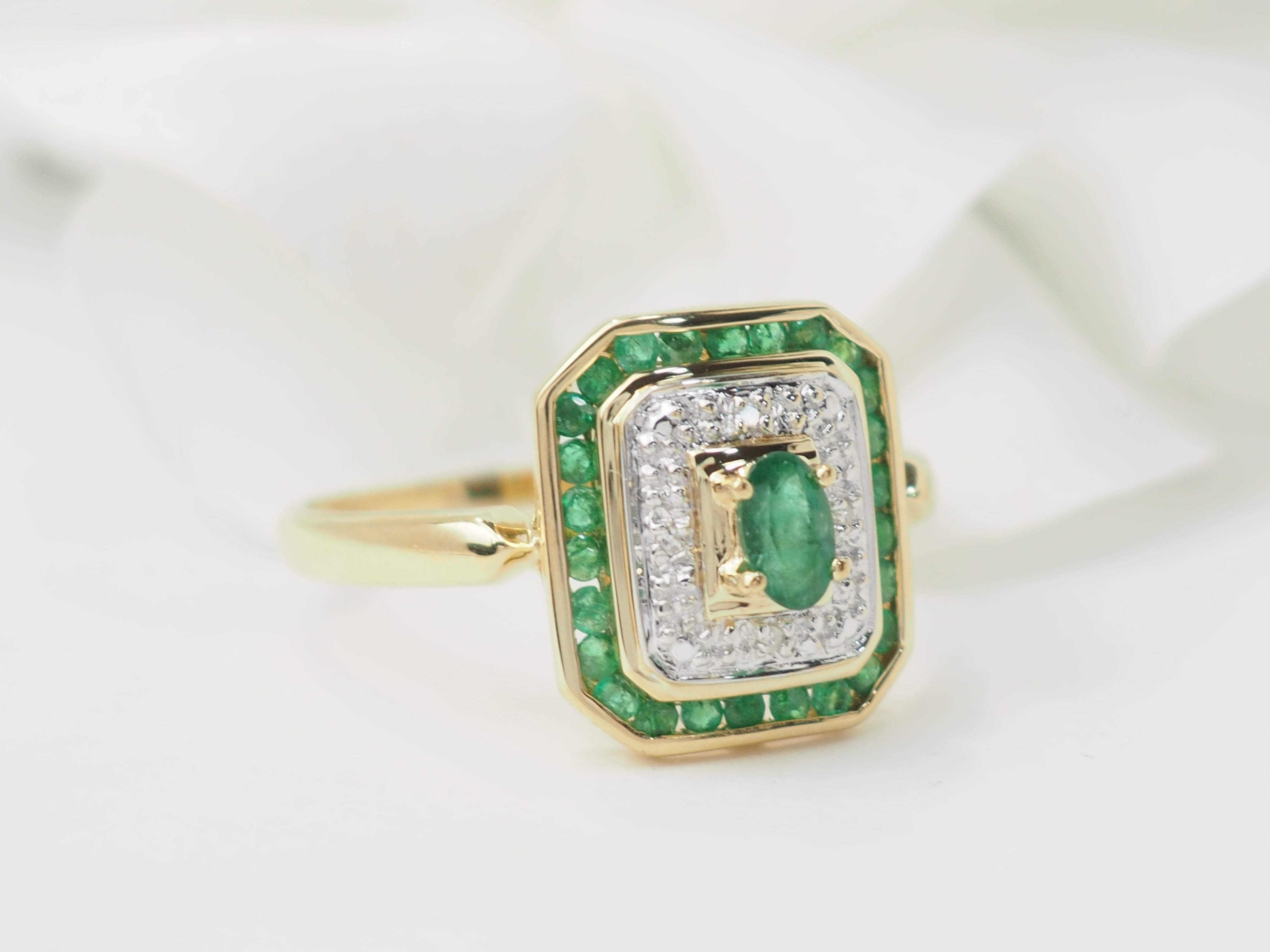 Bague en or jaune, émeraude et diamants