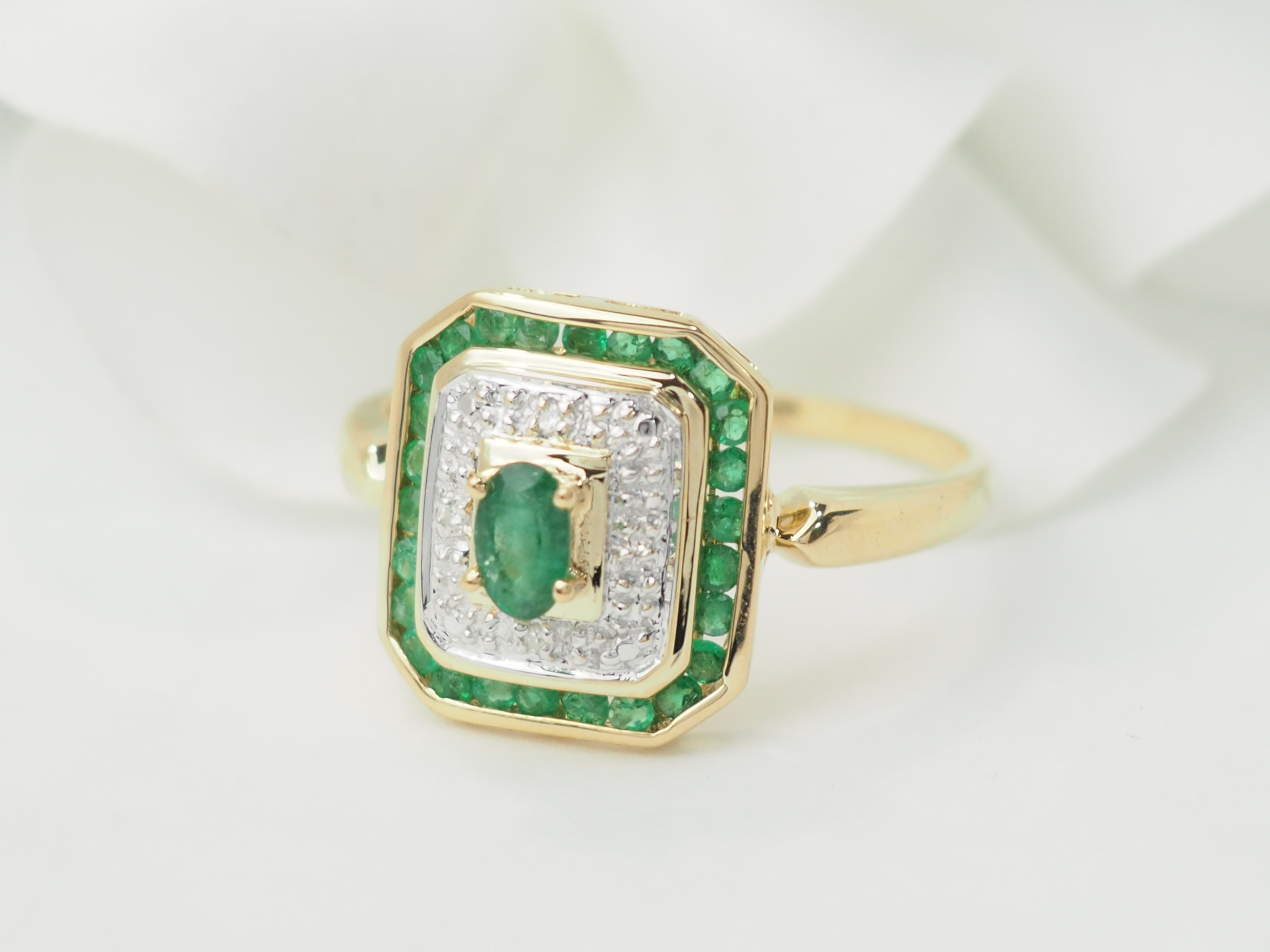 Bague en or jaune, émeraude et diamants