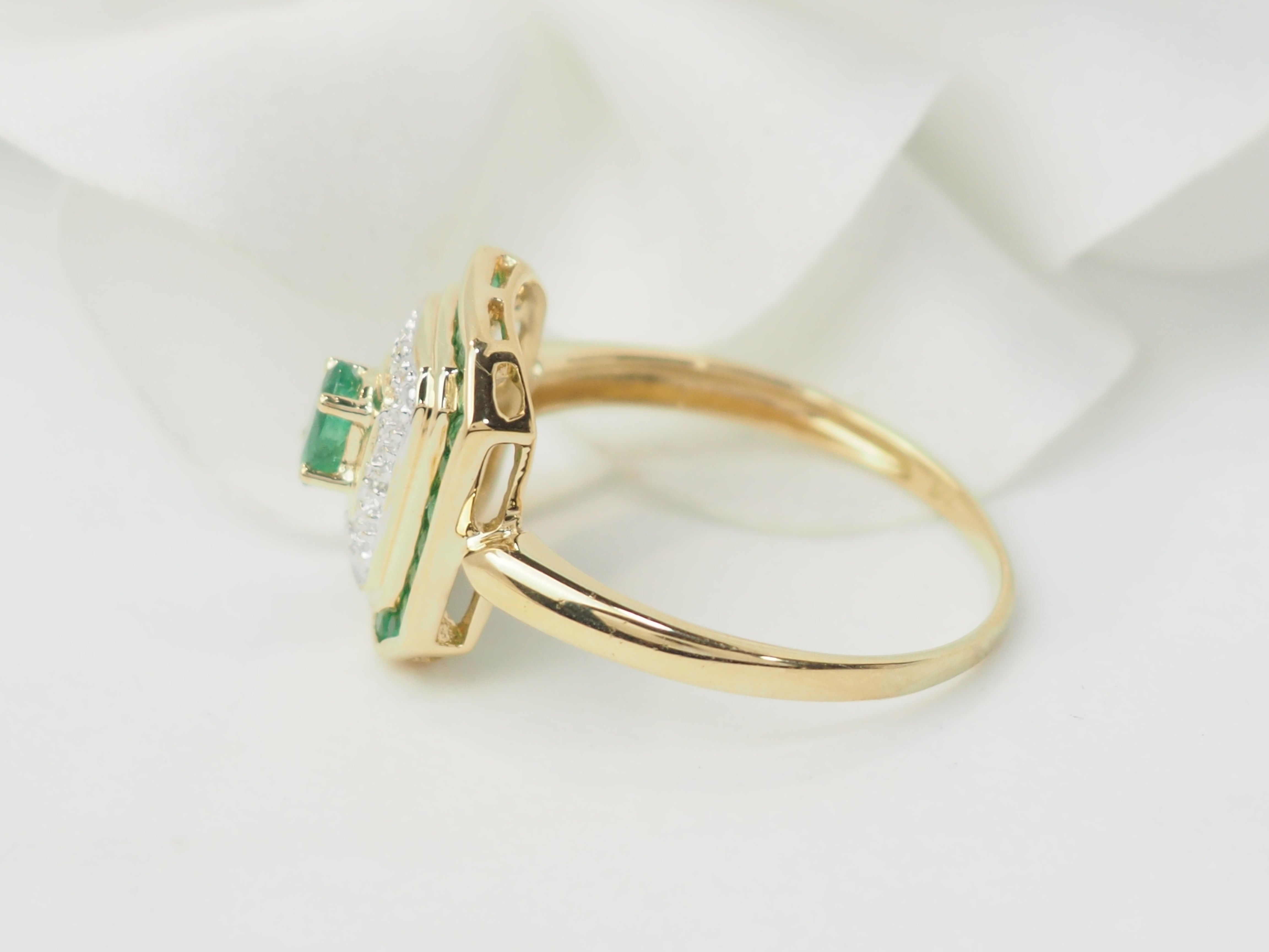 Bague en or jaune, émeraude et diamants