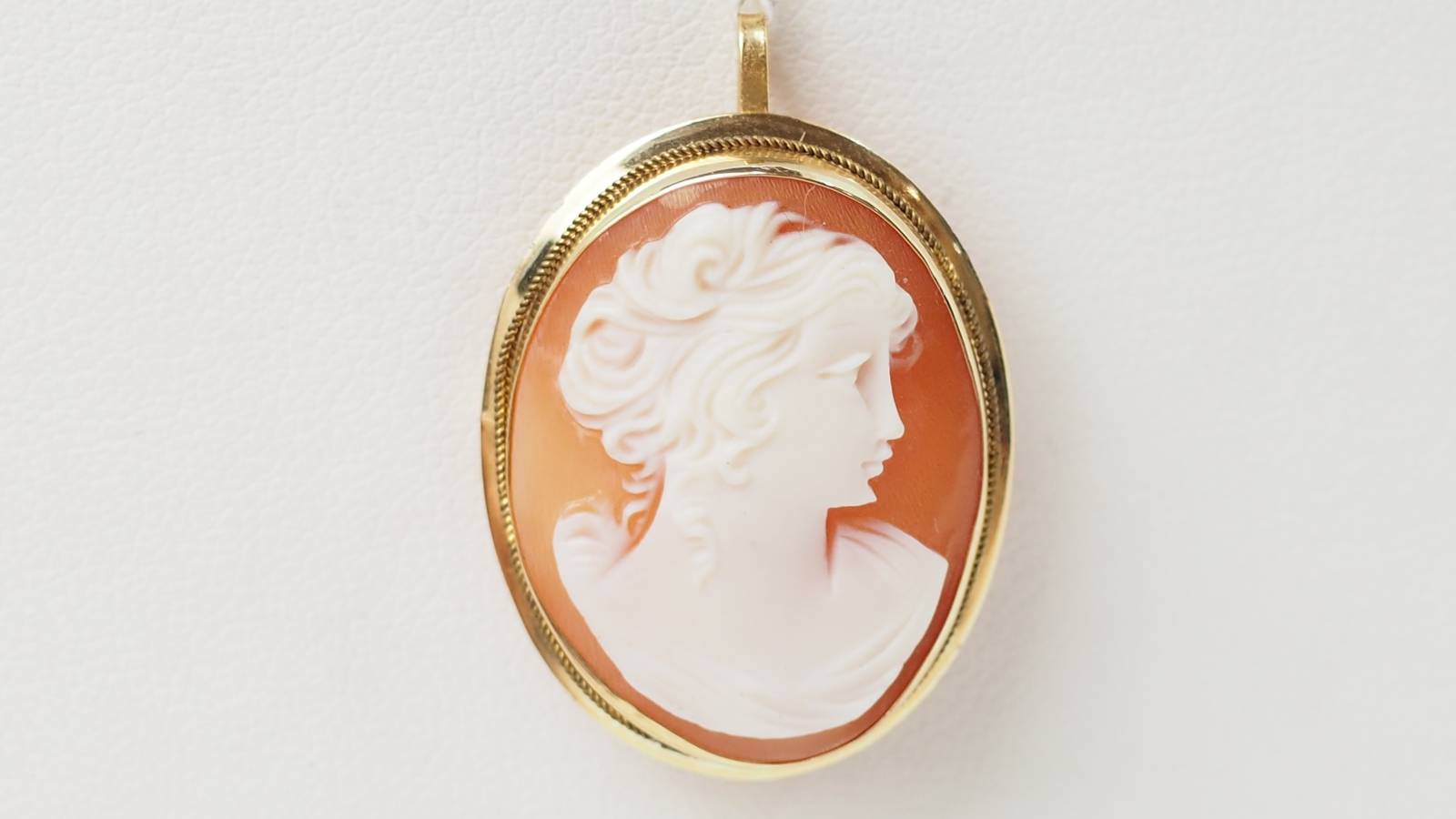 Pendentif-broche ancien en or jaune et camée