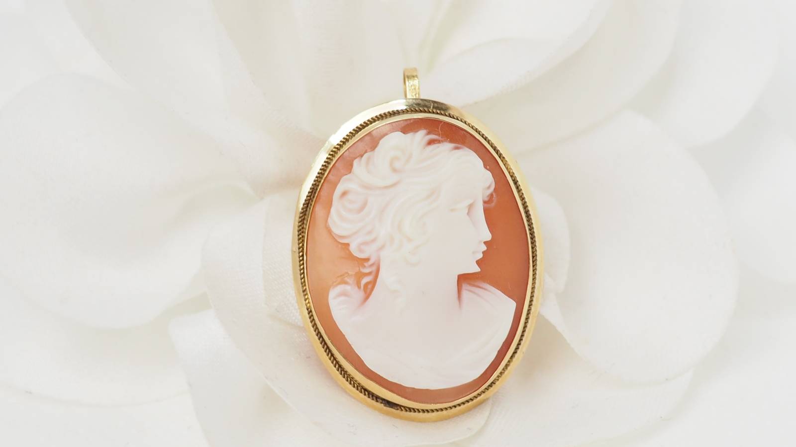 Pendentif-broche ancien en or jaune et camée