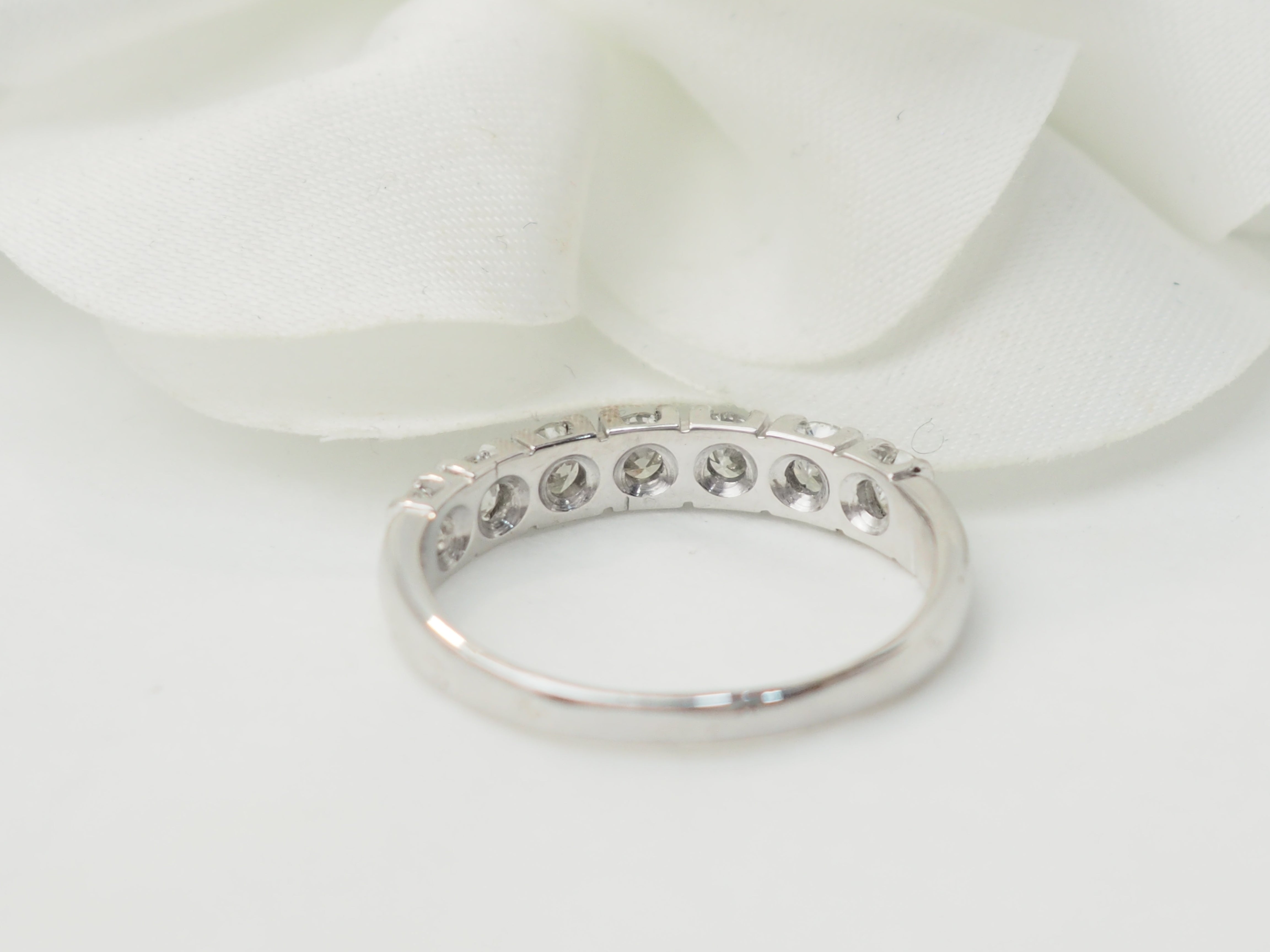 Alliance en or blanc et diamants