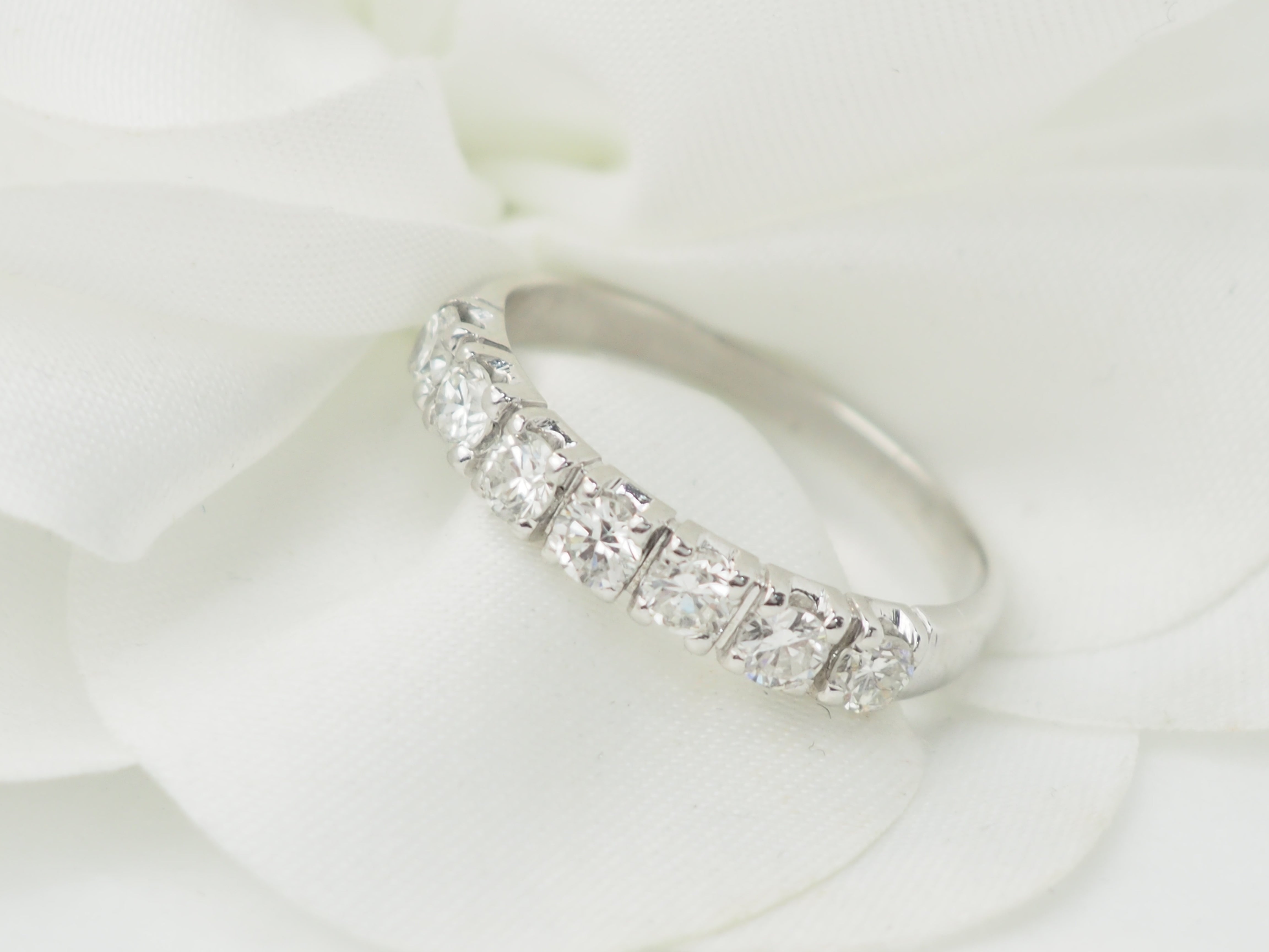 Alliance en or blanc et diamants