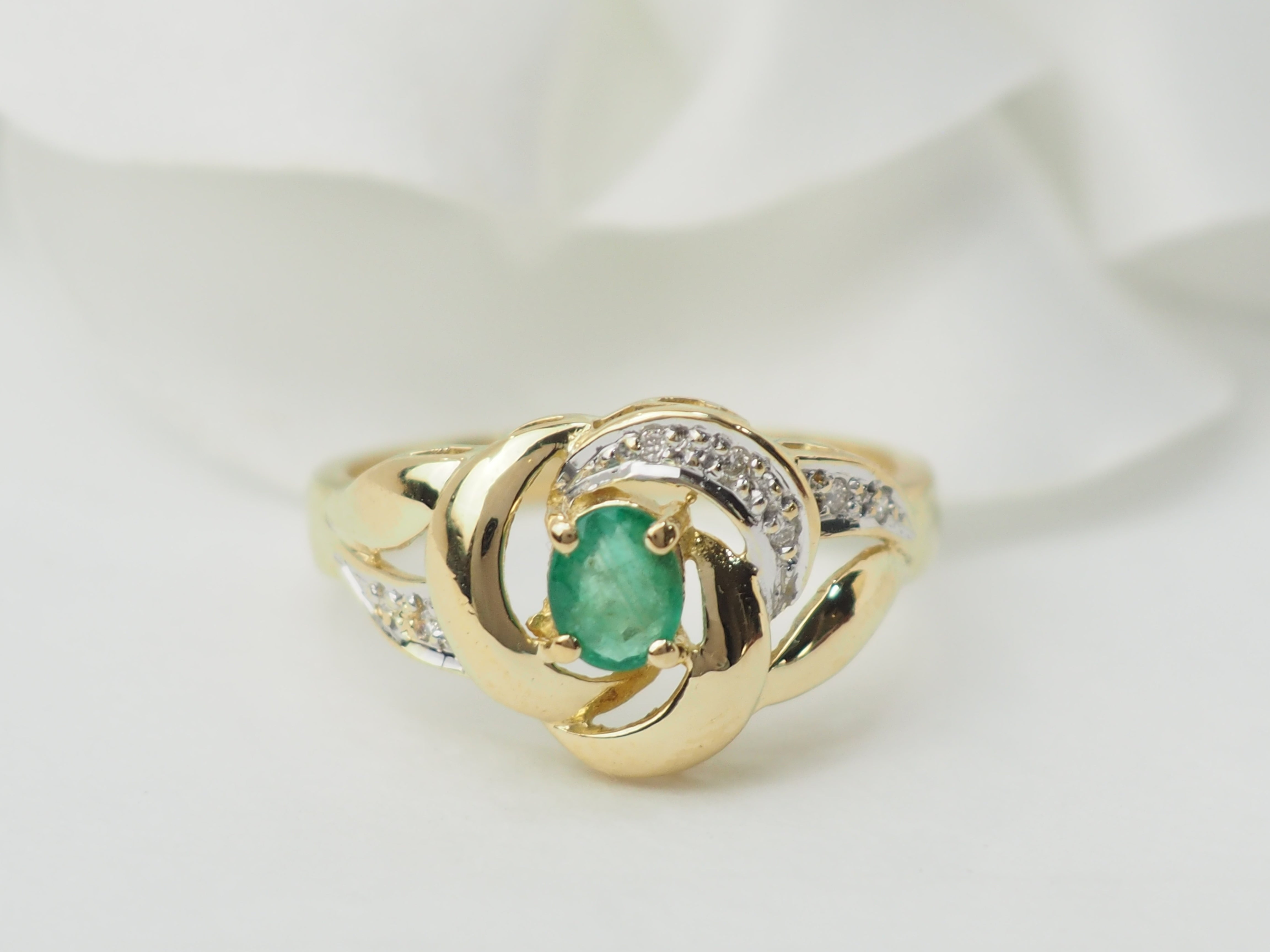 Bague vintage en or jaune, émeraude et diamants