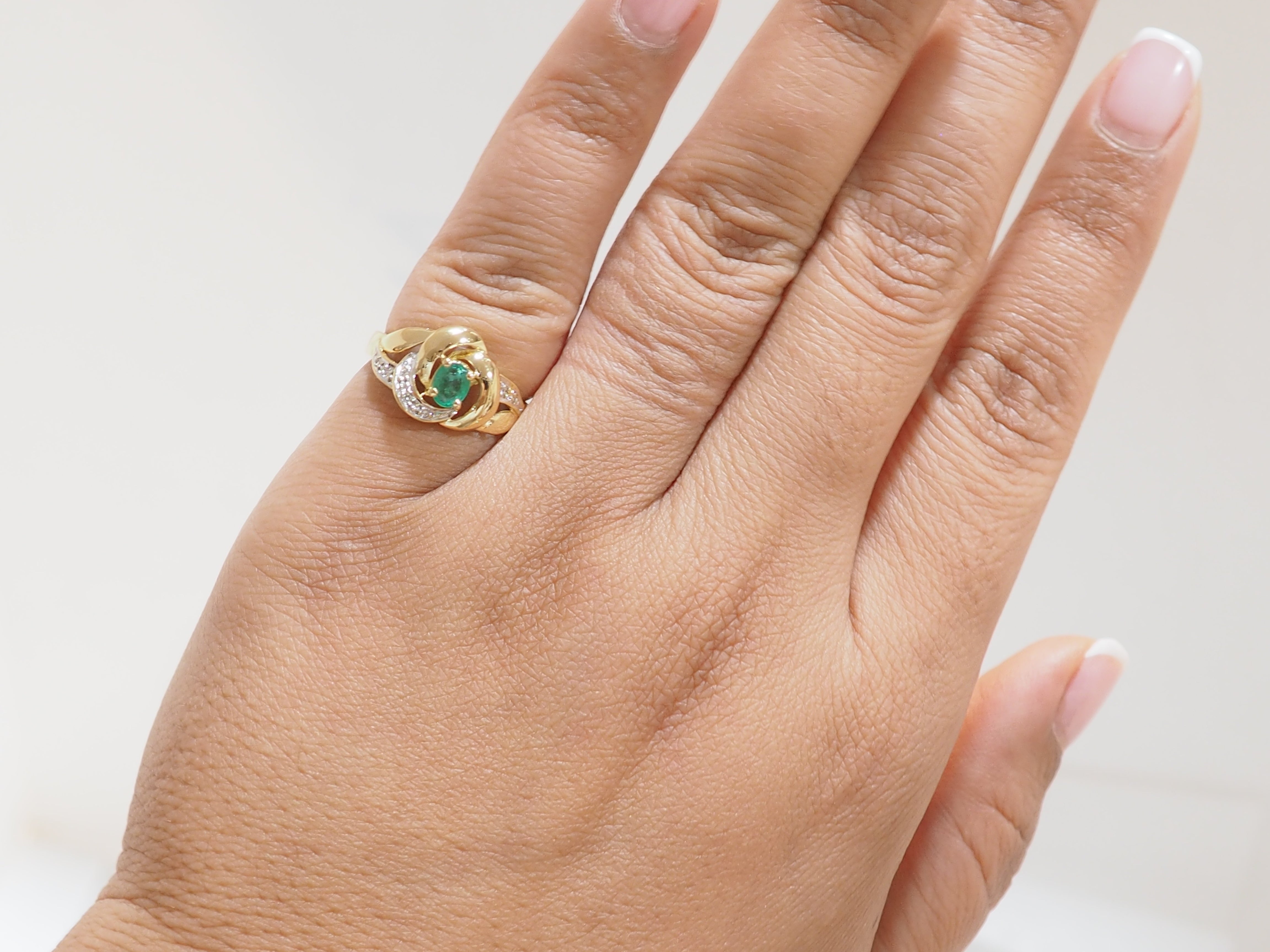 Bague vintage en or jaune, émeraude et diamants