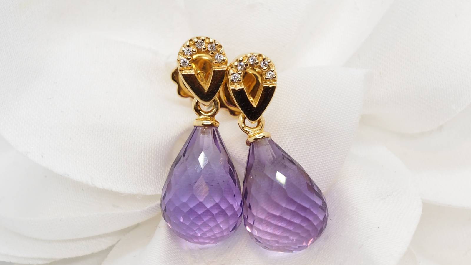 Boucles d'oreilles en or jaune, améthystes briolettes et diamants