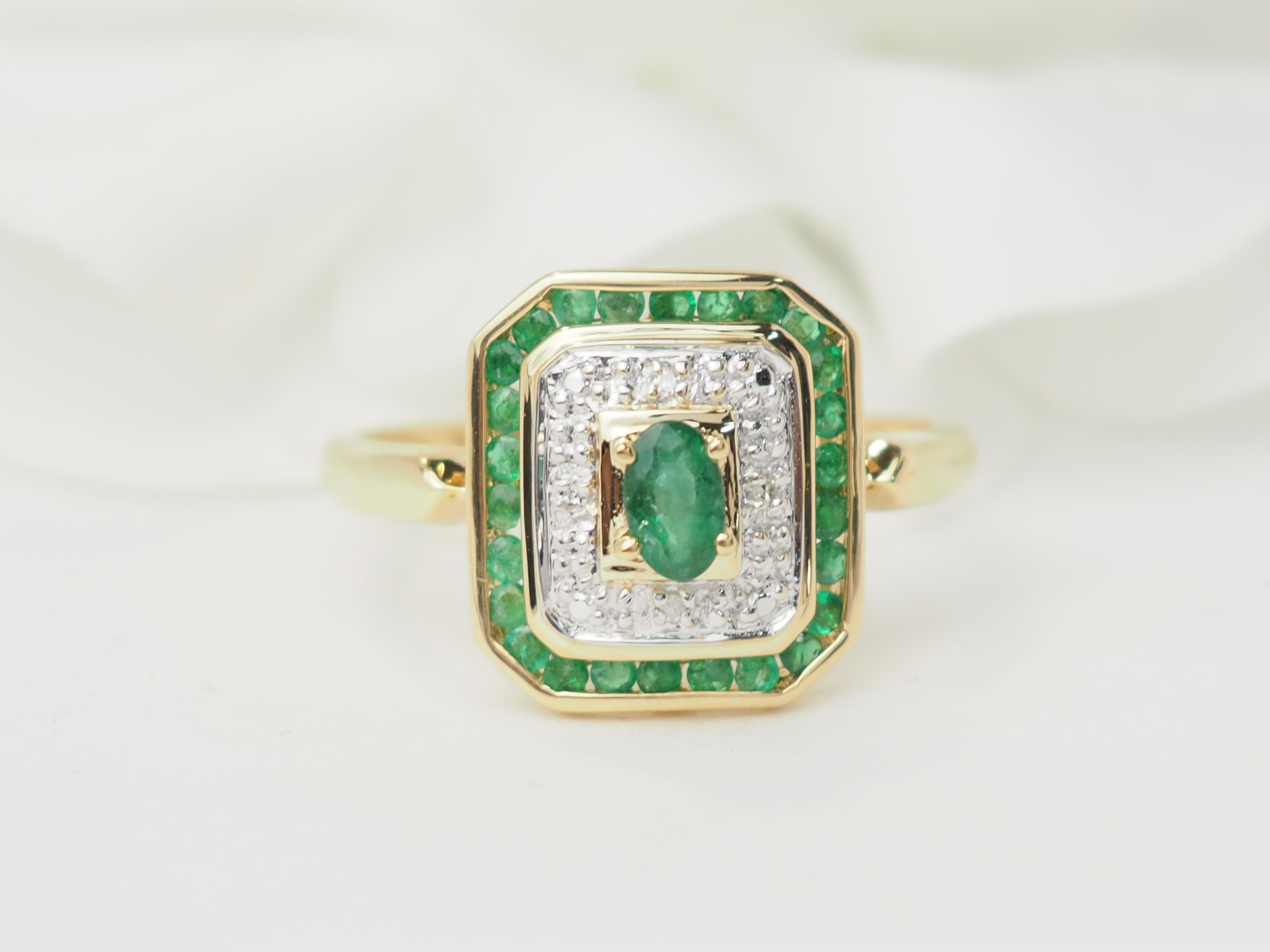 Bague en or jaune, émeraude et diamants