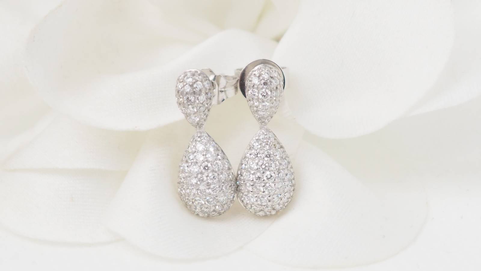 Pendants d'oreilles en or blanc et diamants