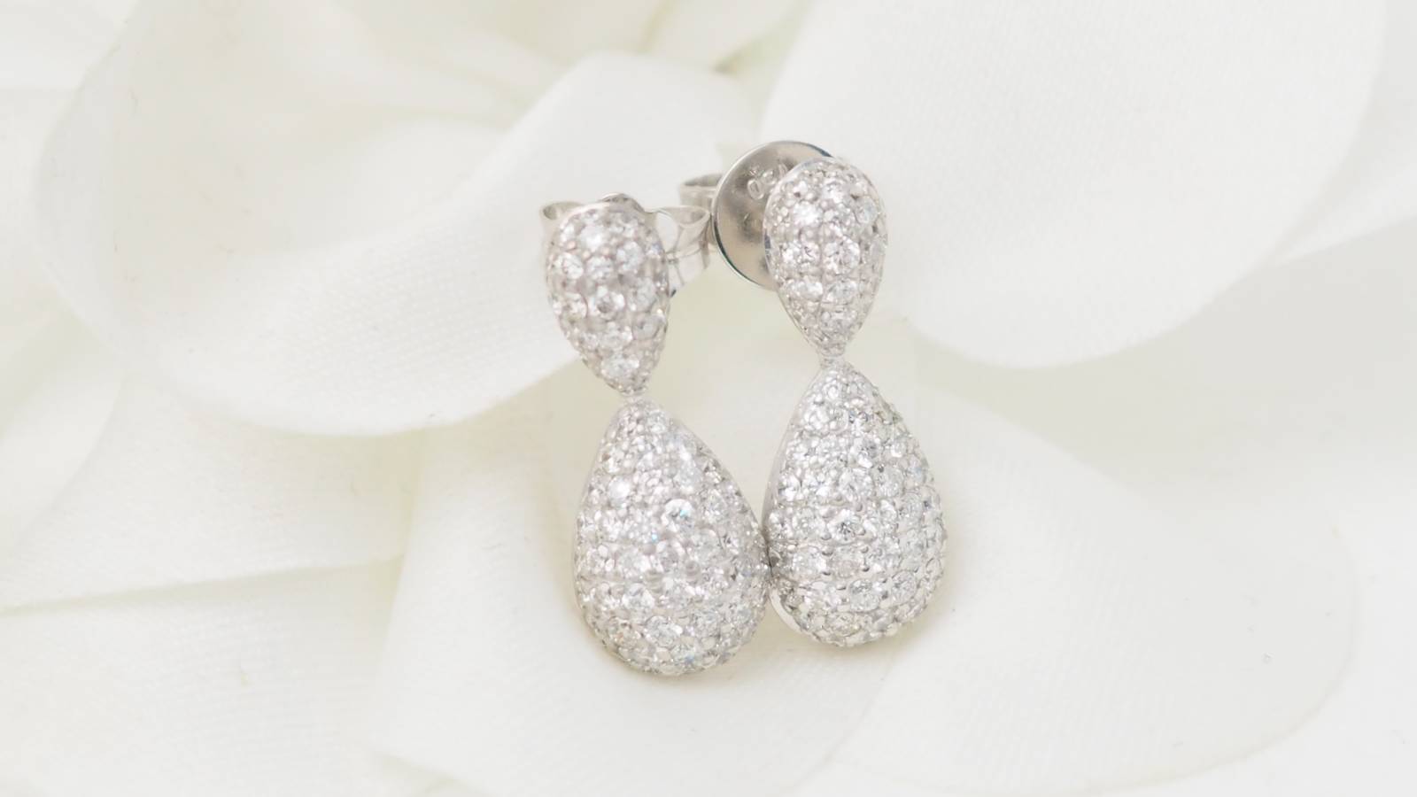 Pendants d'oreilles en or blanc et diamants