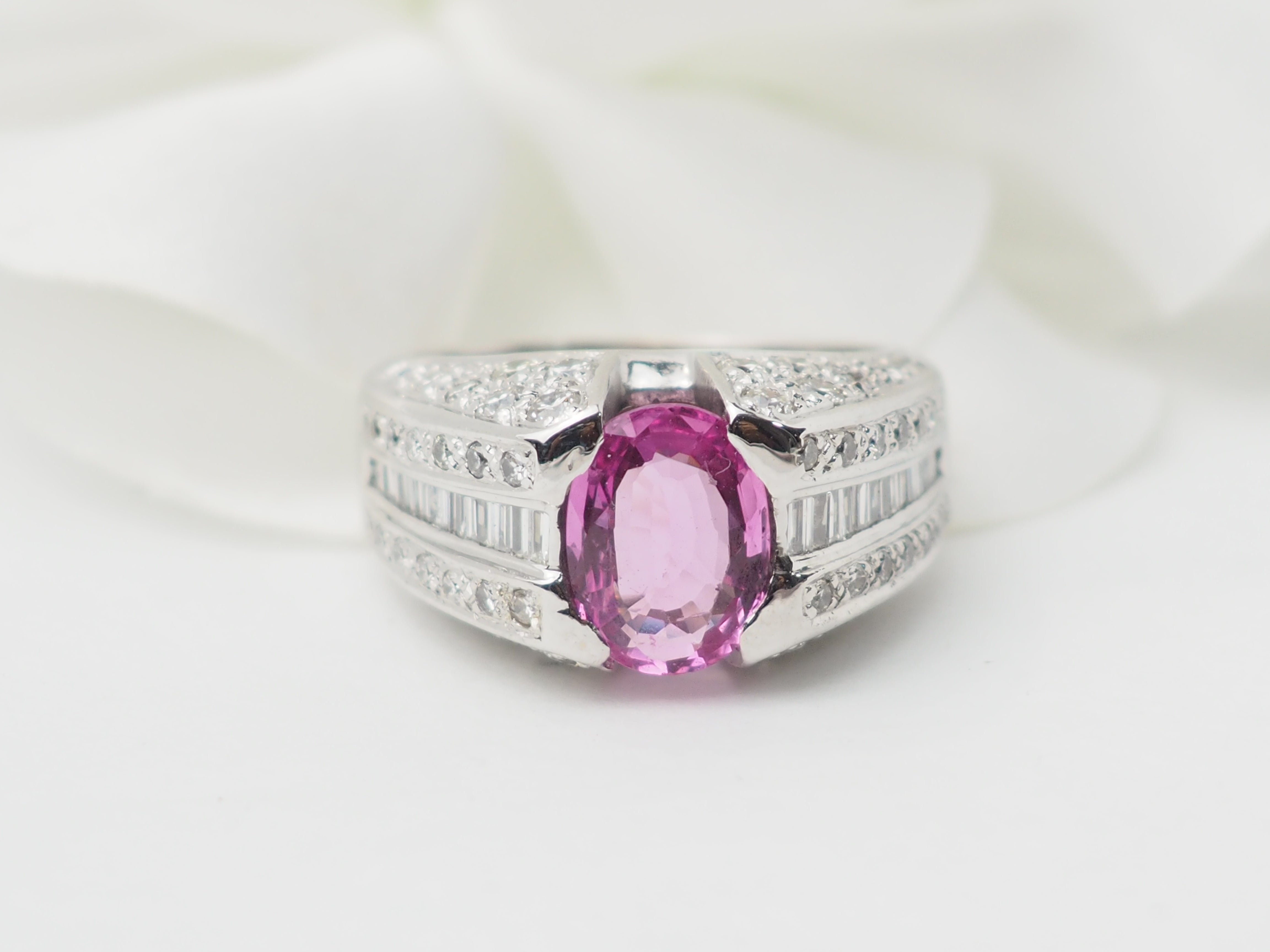 Bague jonc en or blanc, saphir rose et diamants