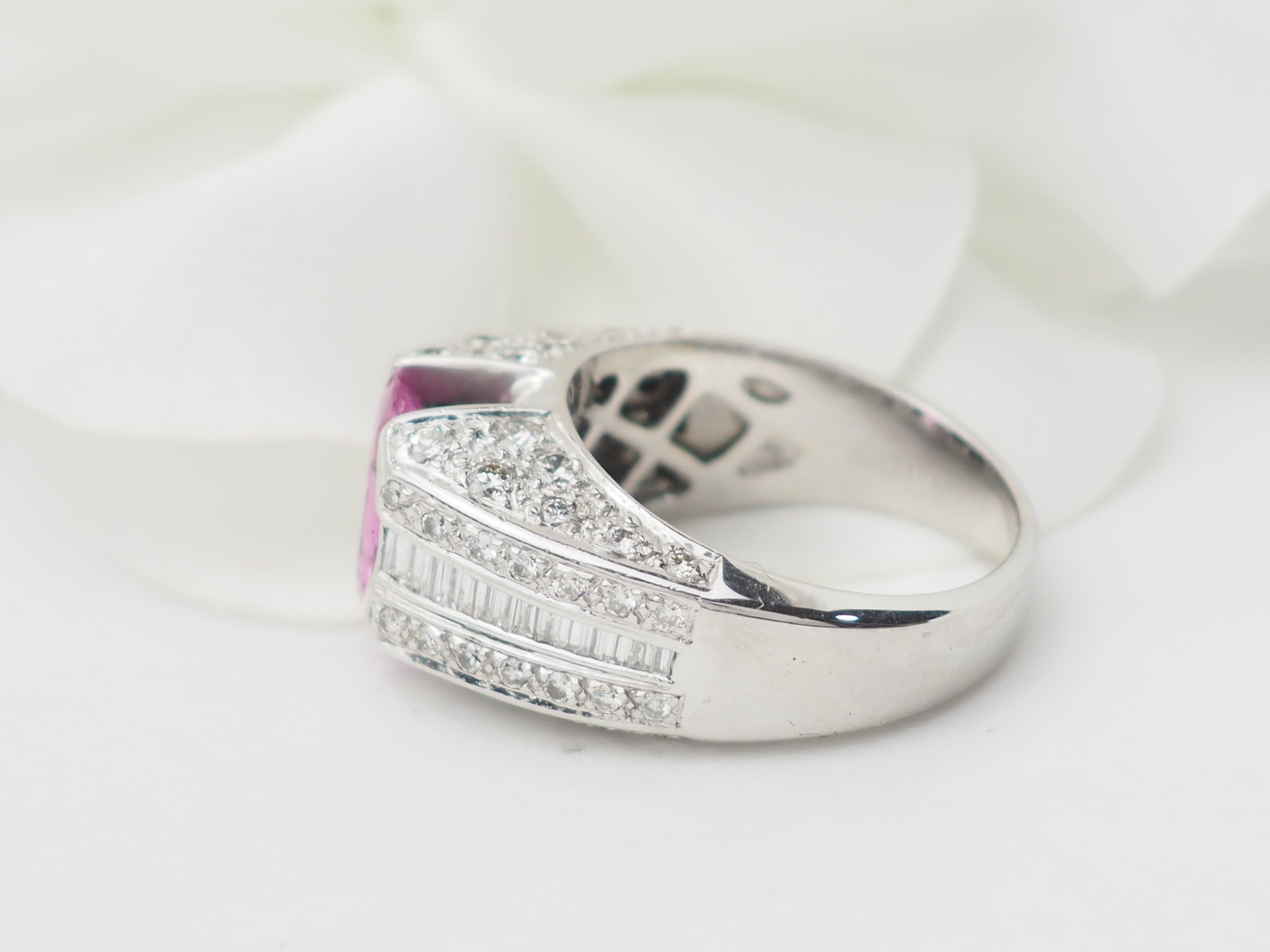 Bague jonc en or blanc, saphir rose et diamants