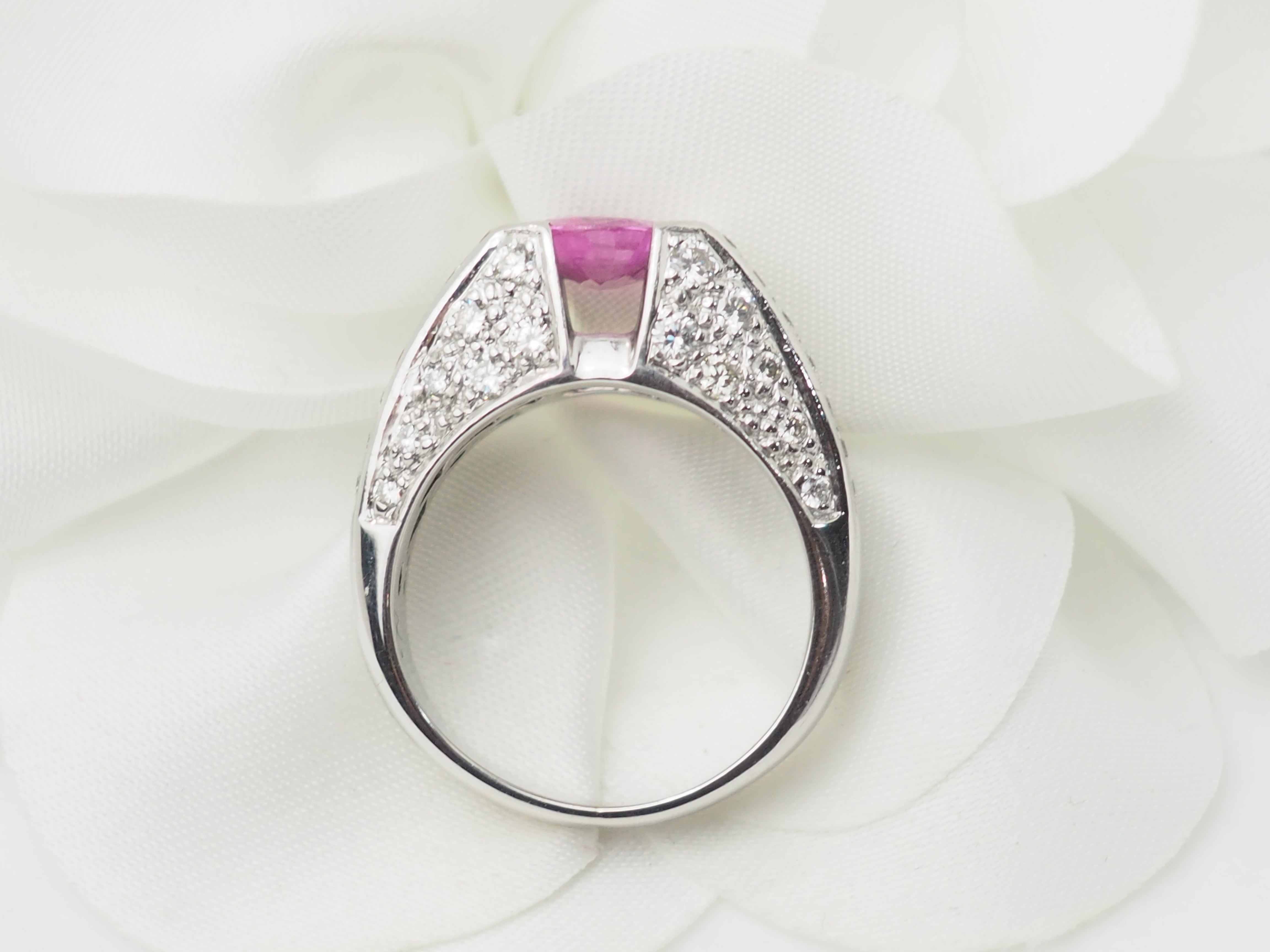 Bague jonc en or blanc, saphir rose et diamants