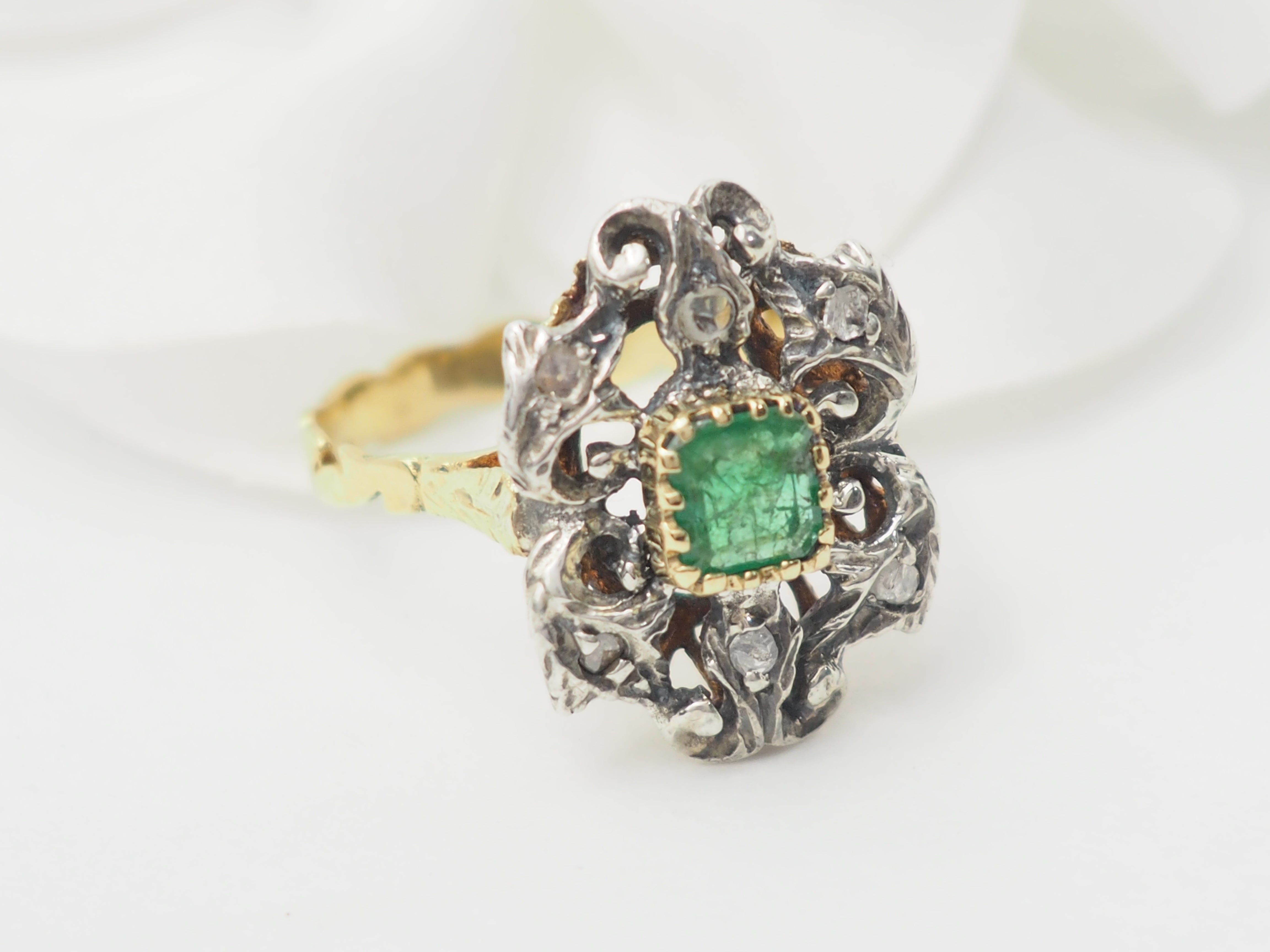 Bague ancienne en or jaune, émeraude et roses