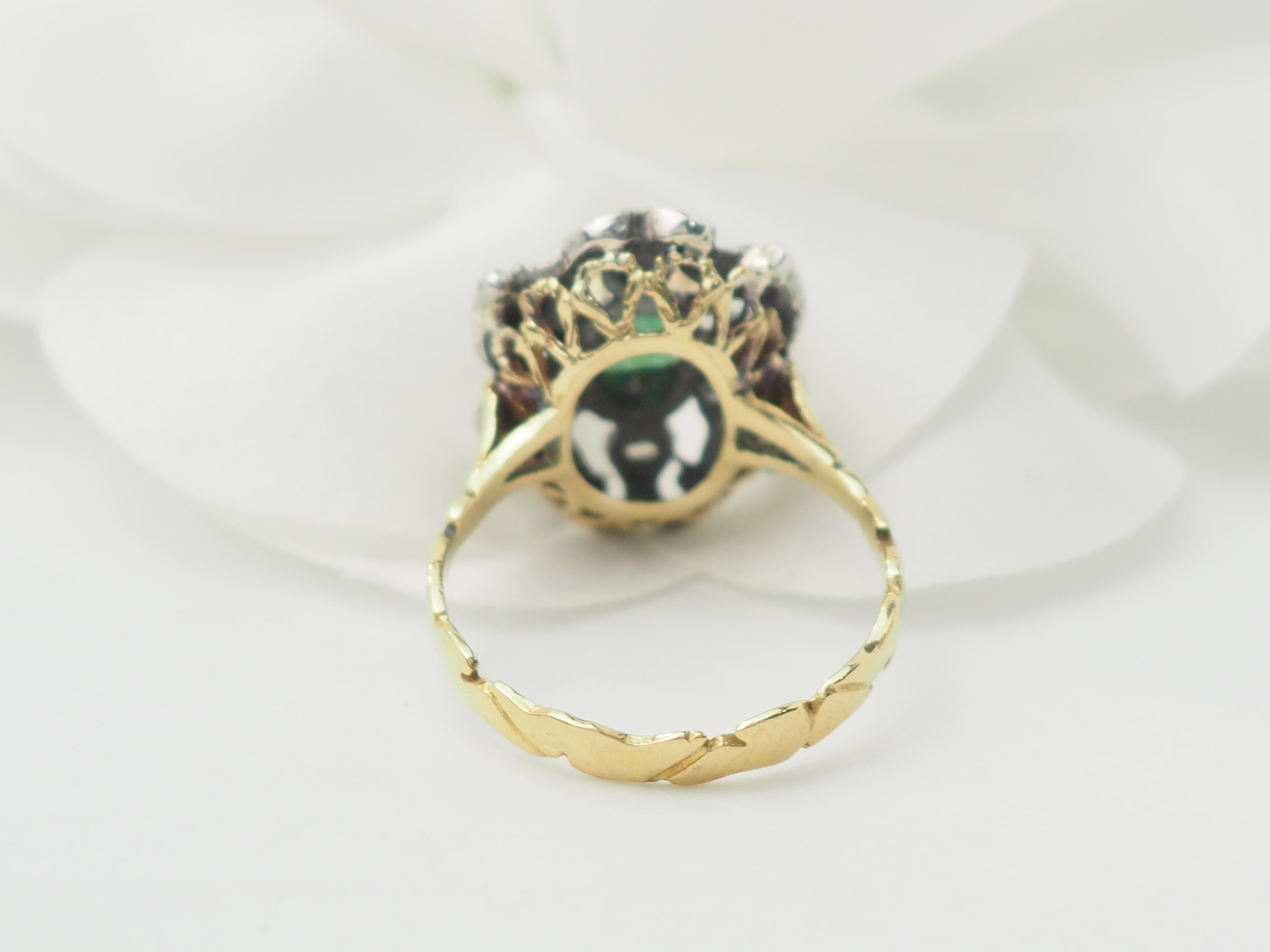 Bague ancienne en or jaune, émeraude et roses