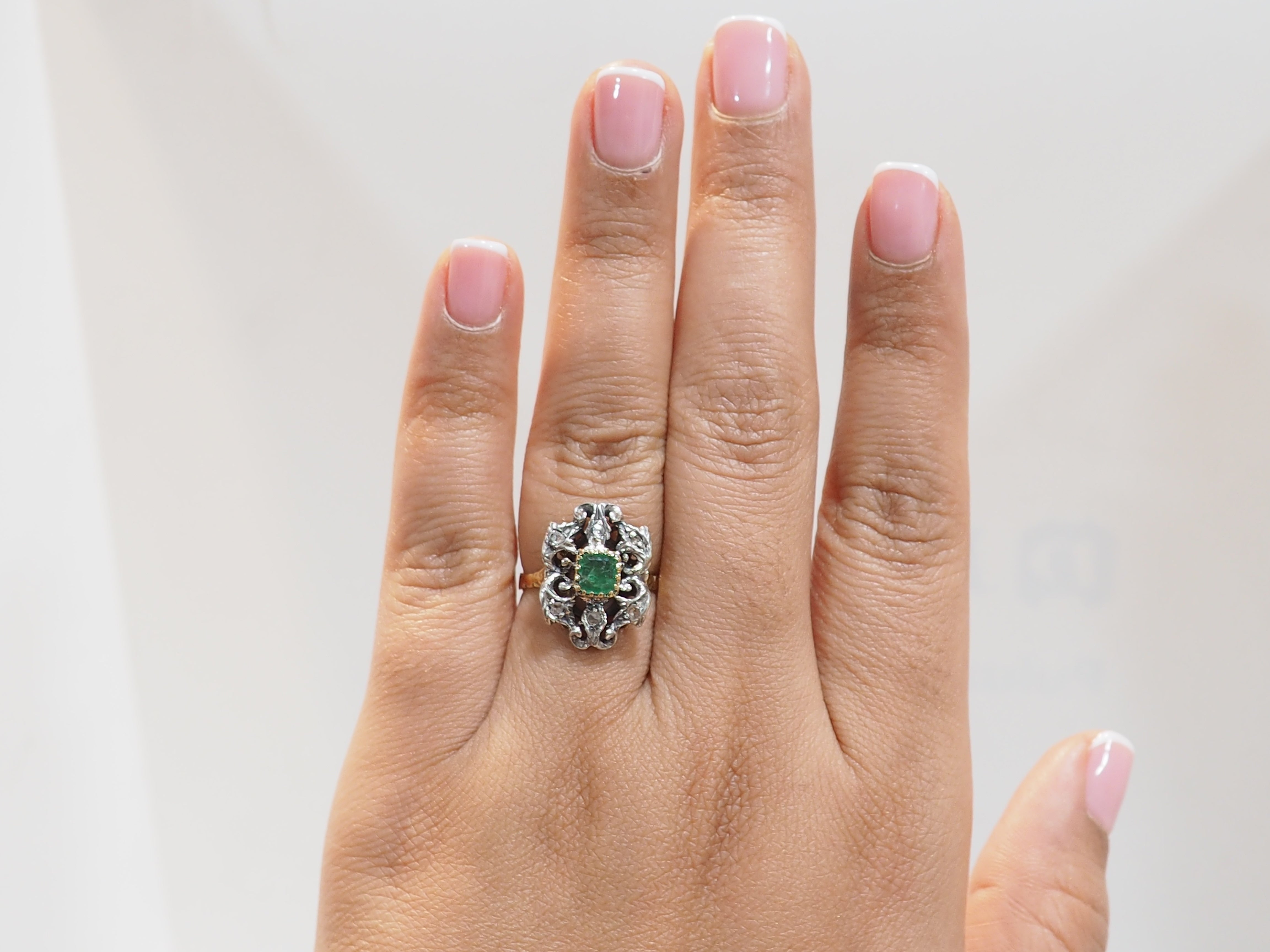 Bague ancienne en or jaune, émeraude et roses