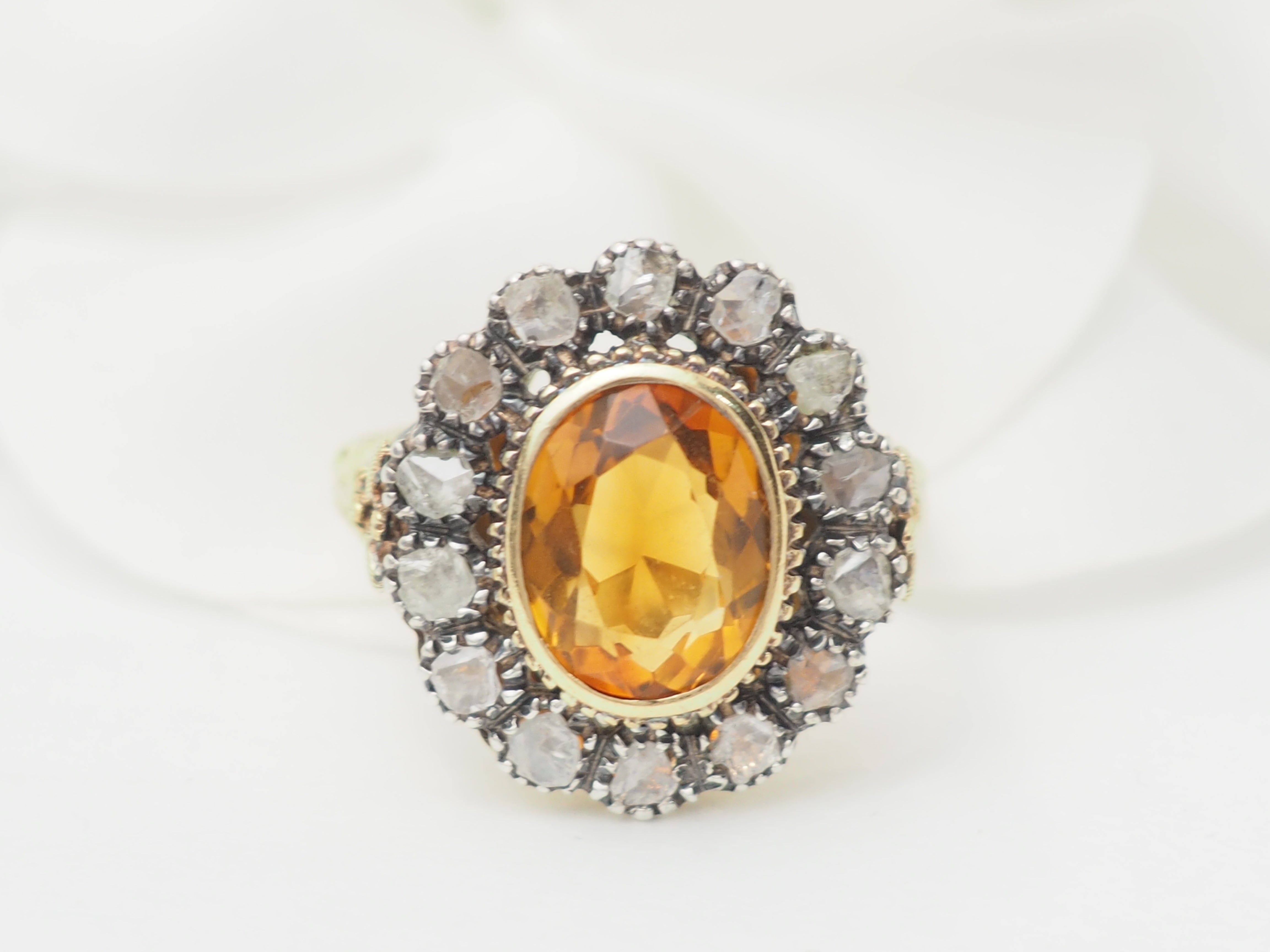 Bague ancienne en or jaune, topaze et diamants