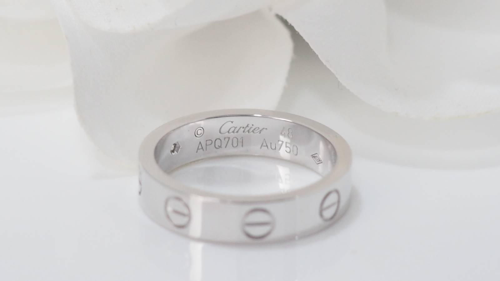 Bague Cartier Love or gris un diamant