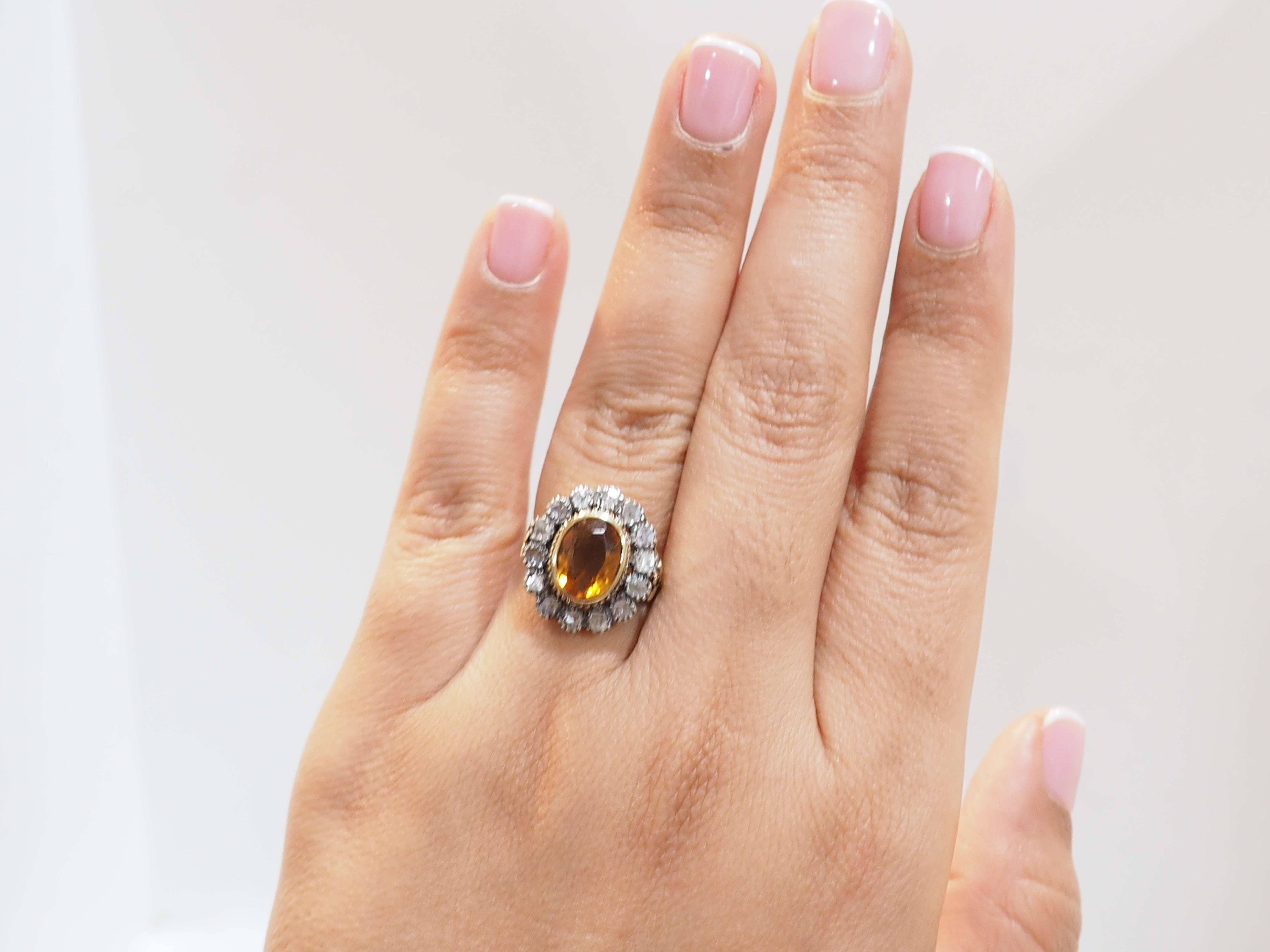 Bague ancienne en or jaune, topaze et diamants