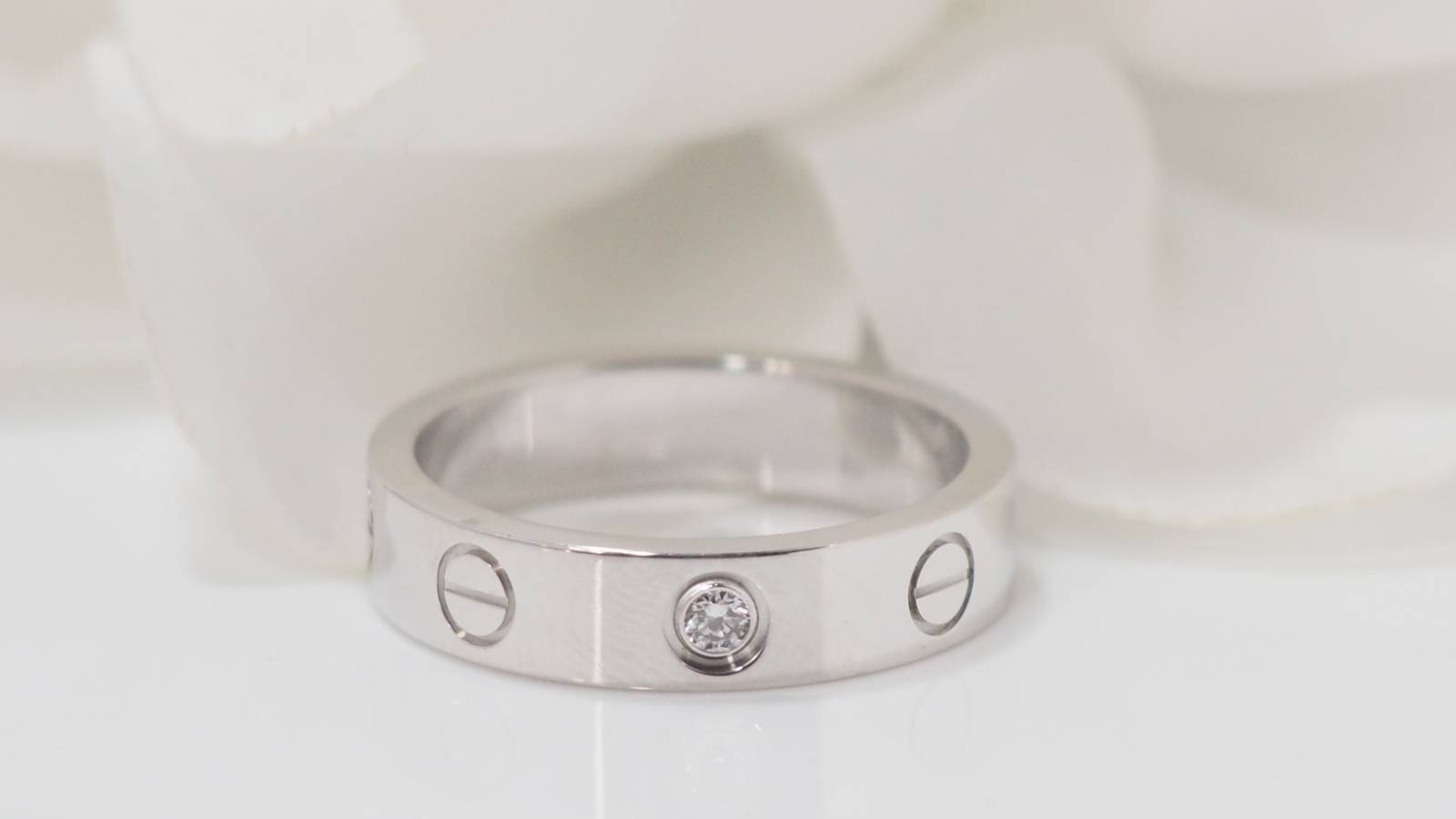Bague Cartier Love or gris un diamant