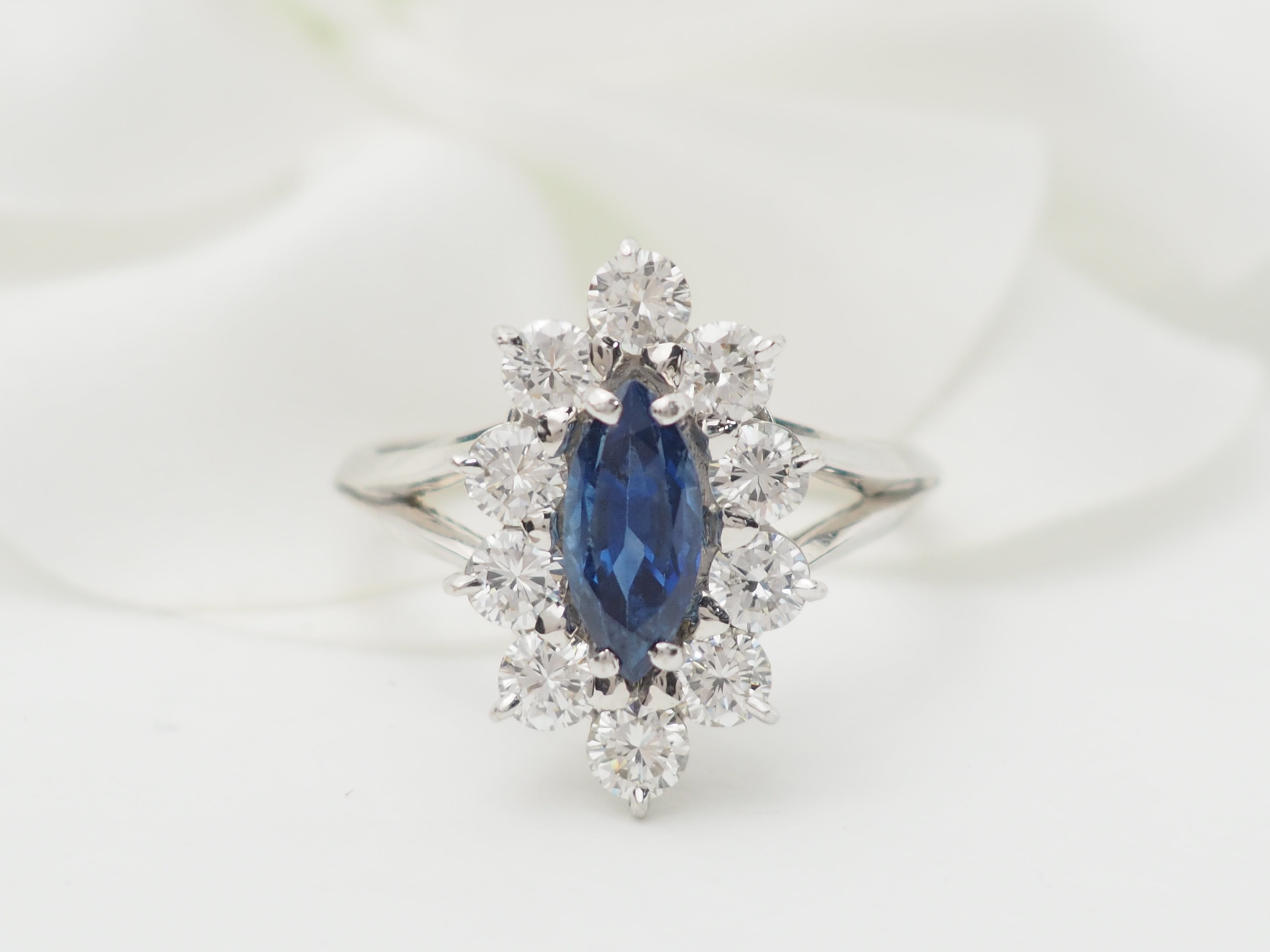 Bague marquise en or blanc, saphir et diamants