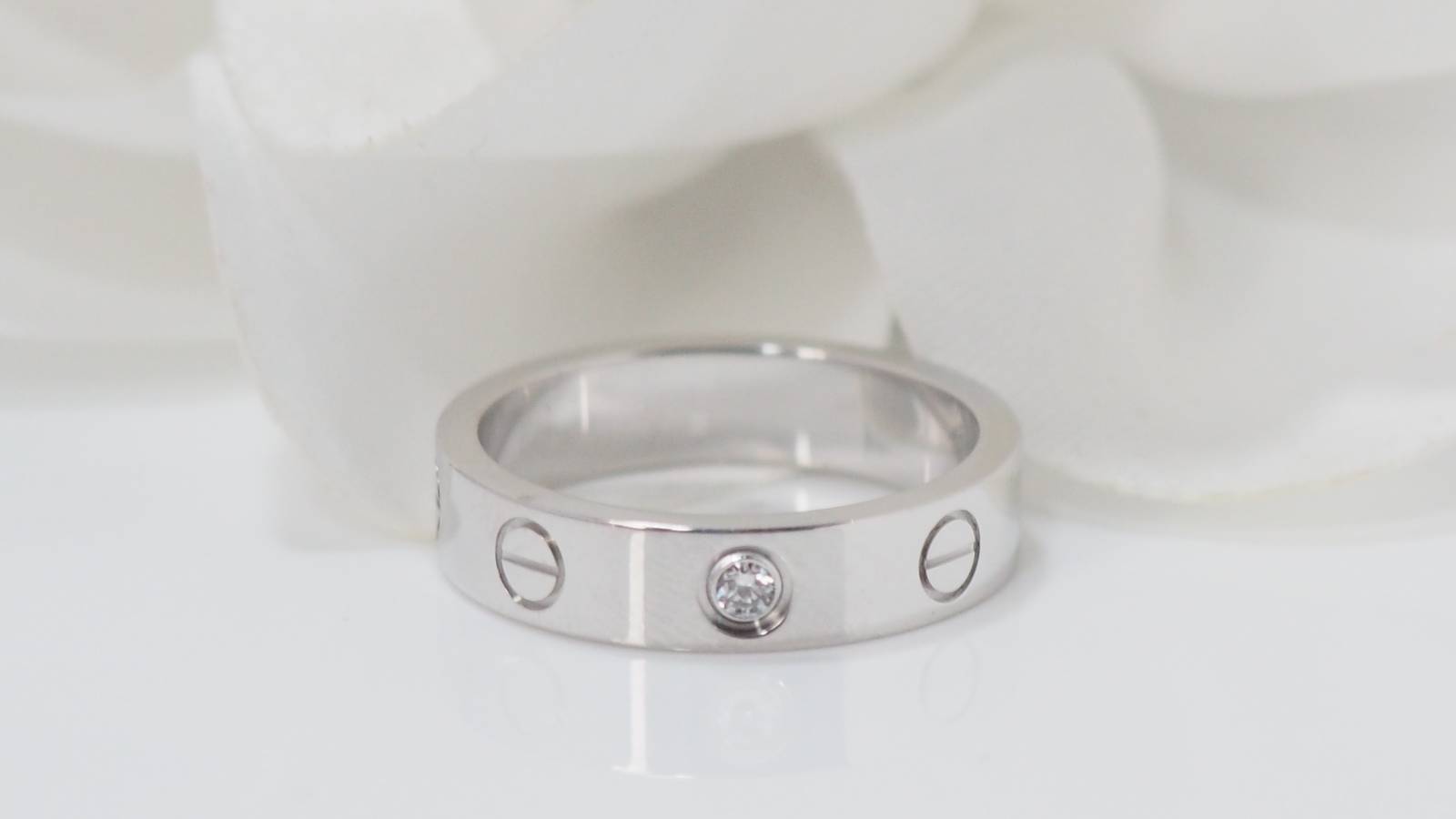 Bague Cartier Love or gris un diamant
