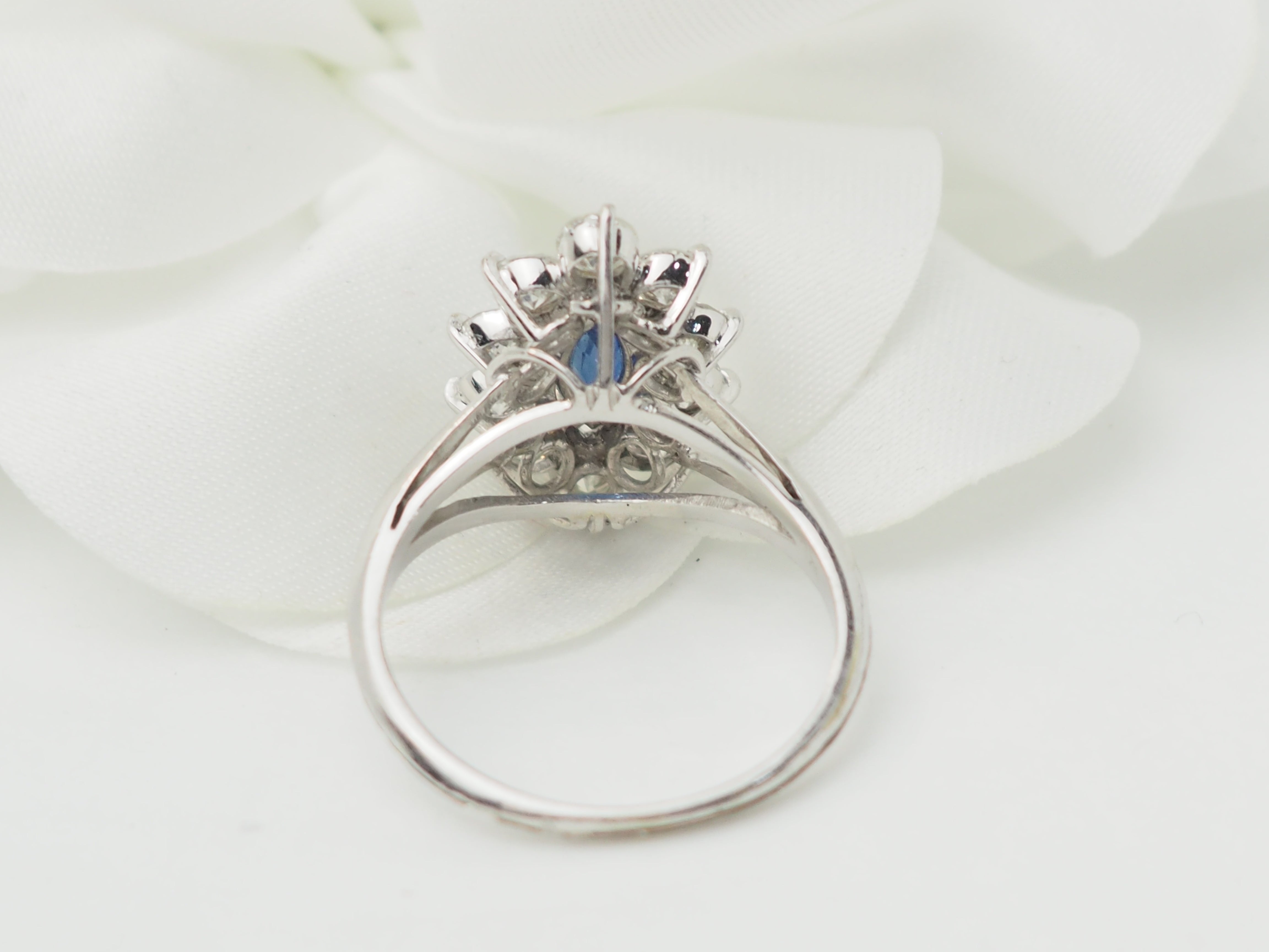 Bague marquise en or blanc, saphir et diamants